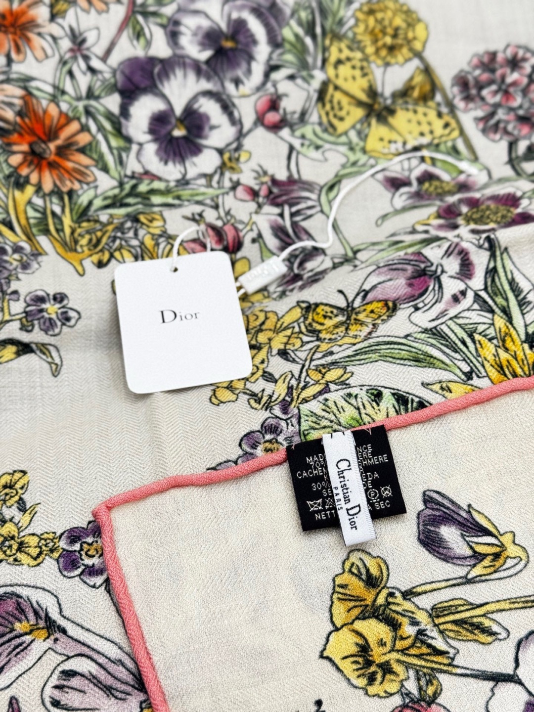 Dior 140双面丝绒印花方巾这款方巾以 Dior Star 图案呈现 Dior 的幸运星，通过该系列