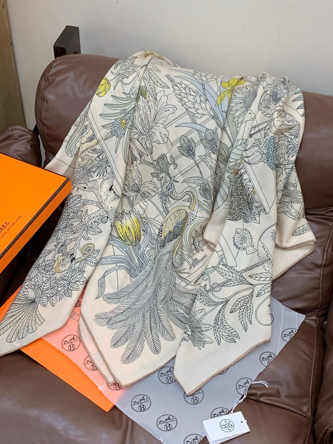 羊绒新款🆕👏买了都说好看‼️推荐💕爱马仕双面同色羊绒方巾，【奇珍乐园双面同色140】顶级工艺超值‼️爱马