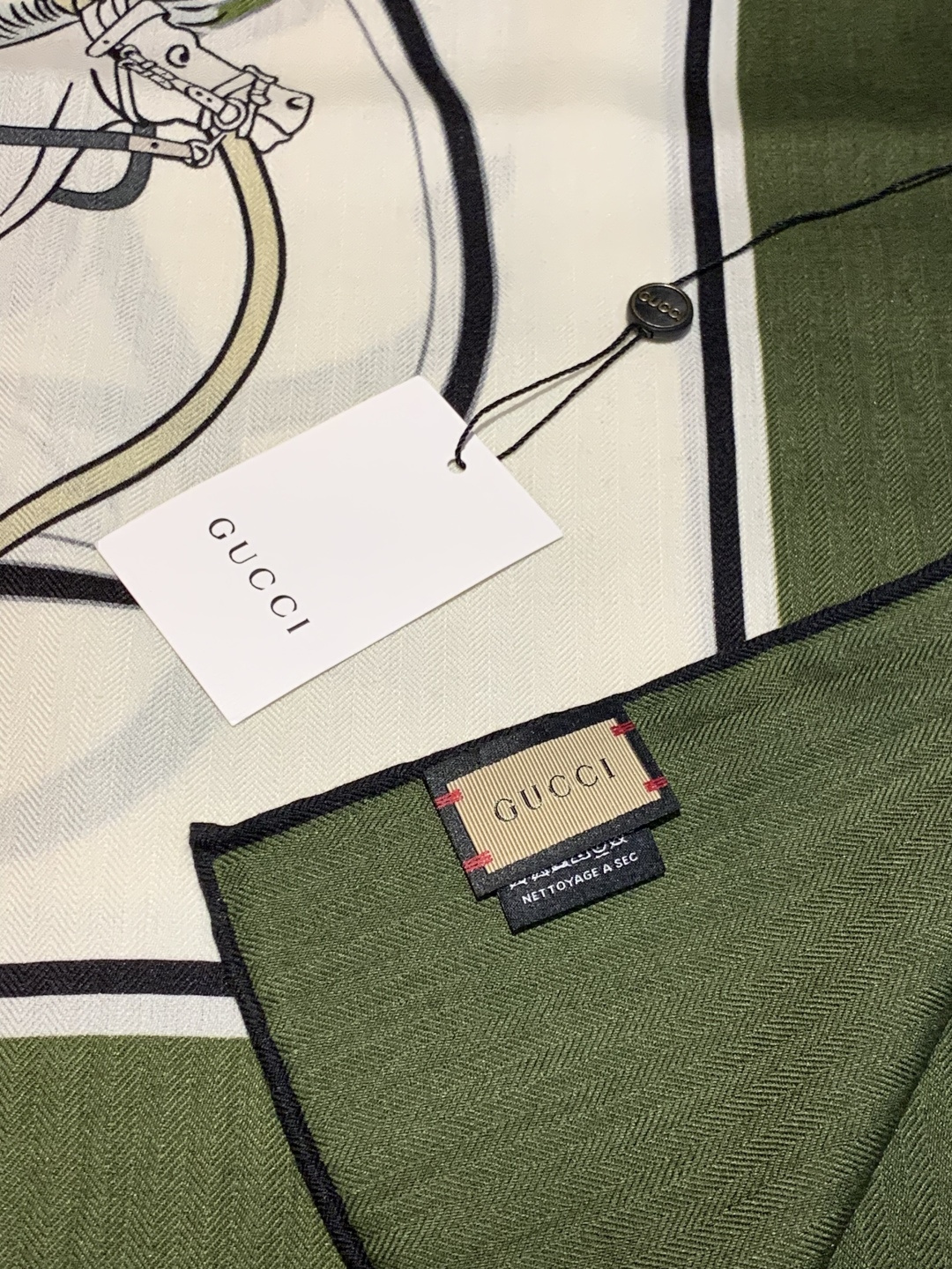 💟Gucci~140双面丝毛披肩马鞍细节和骑马图案以精致色调匠心呈献，意在向品牌与马术世界的深厚渊源致敬
