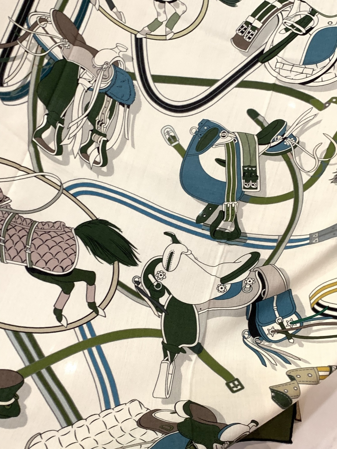 💟Gucci~140双面丝毛披肩马鞍细节和骑马图案以精致色调匠心呈献，意在向品牌与马术世界的深厚渊源致敬