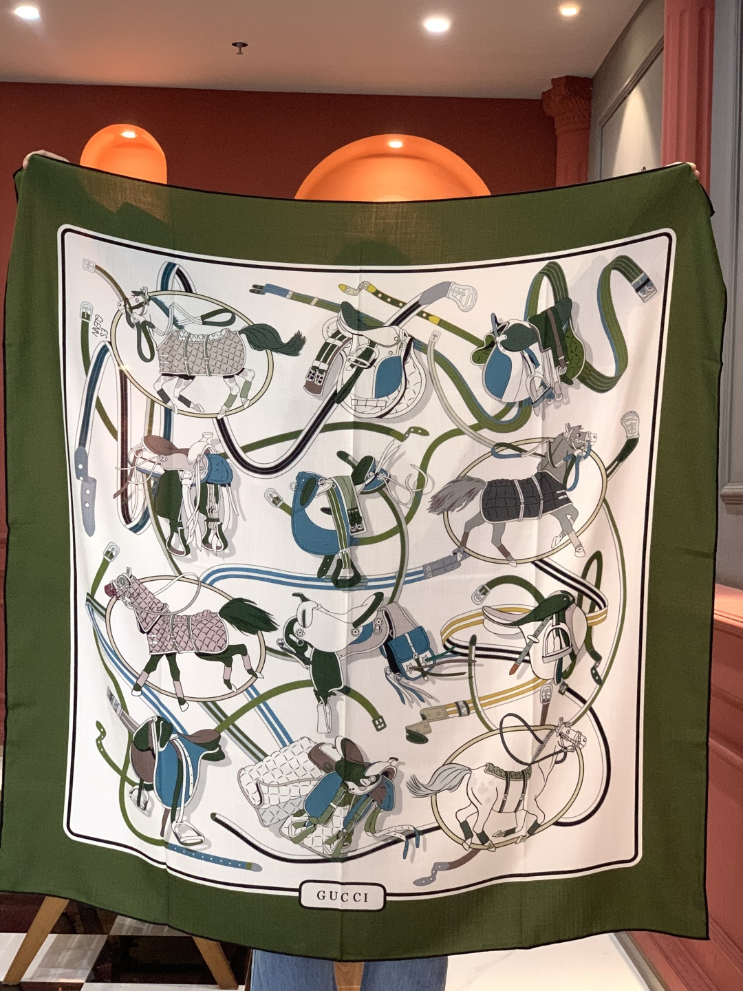 💟Gucci~140双面丝毛披肩马鞍细节和骑马图案以精致色调匠心呈献，意在向品牌与马术世界的深厚渊源致敬