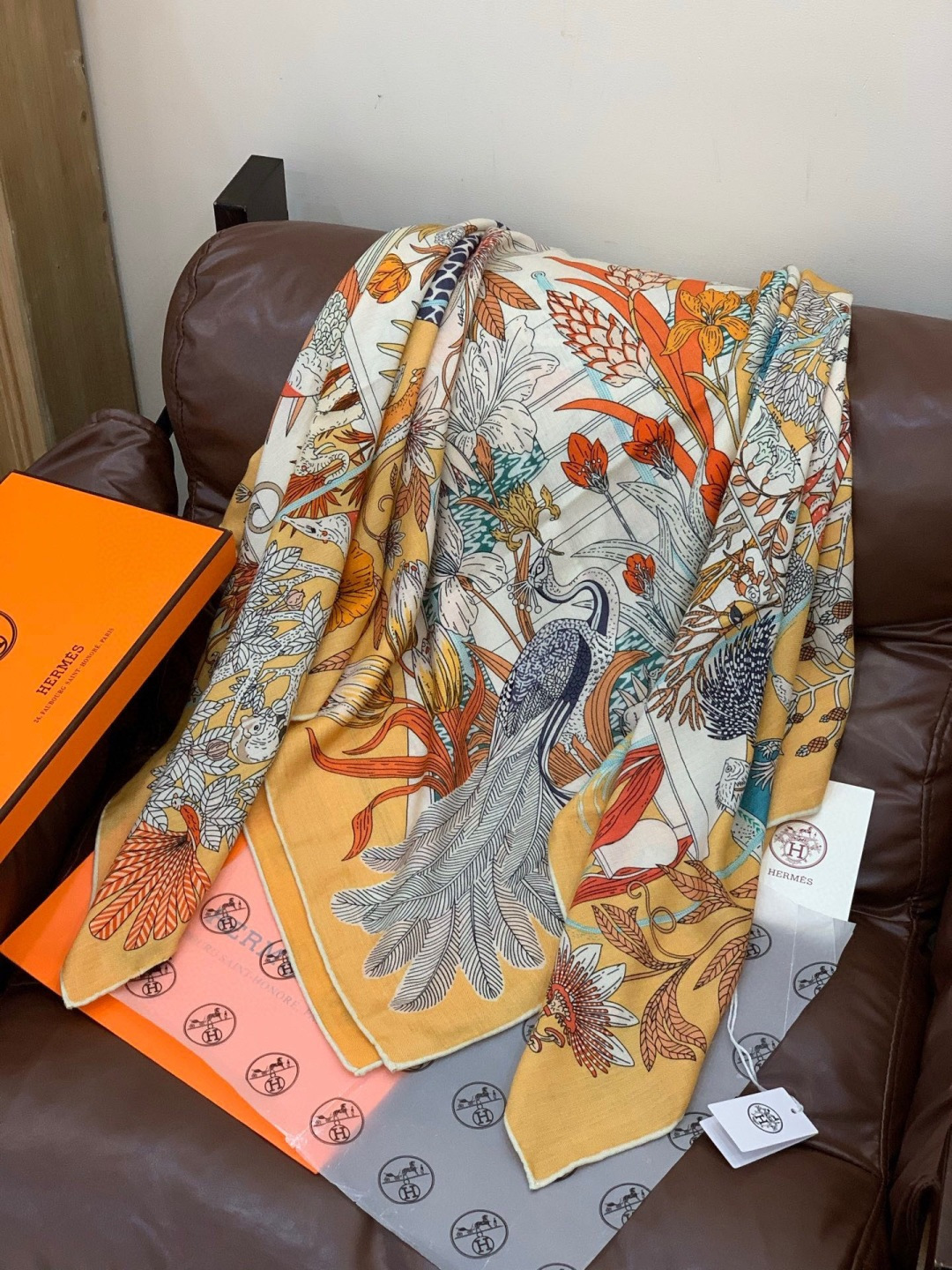 羊绒新款🆕👏买了都说好看‼️推荐💕爱马仕双面同色羊绒方巾，【奇珍乐园双面同色140】顶级工艺超值‼️爱马