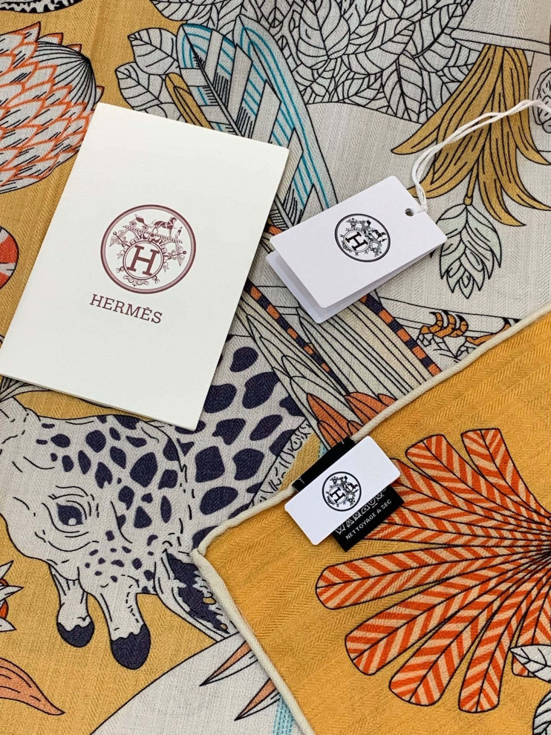 羊绒新款🆕👏买了都说好看‼️推荐💕爱马仕双面同色羊绒方巾，【奇珍乐园双面同色140】顶级工艺超值‼️爱马