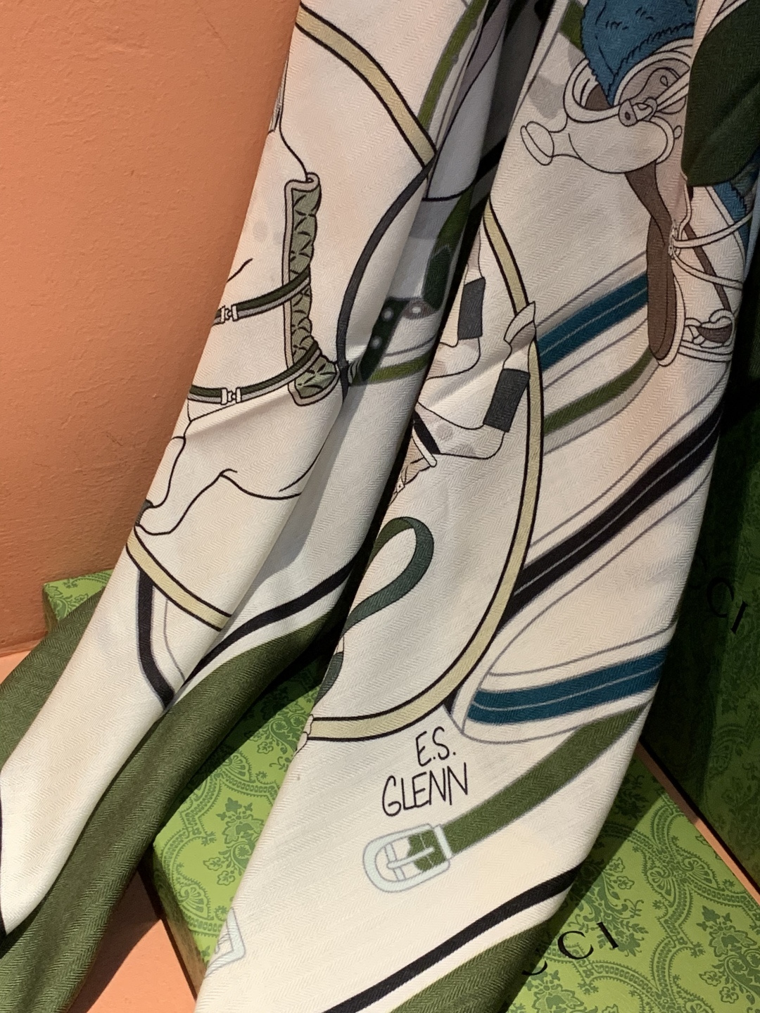 💟Gucci~140双面丝毛披肩马鞍细节和骑马图案以精致色调匠心呈献，意在向品牌与马术世界的深厚渊源致敬