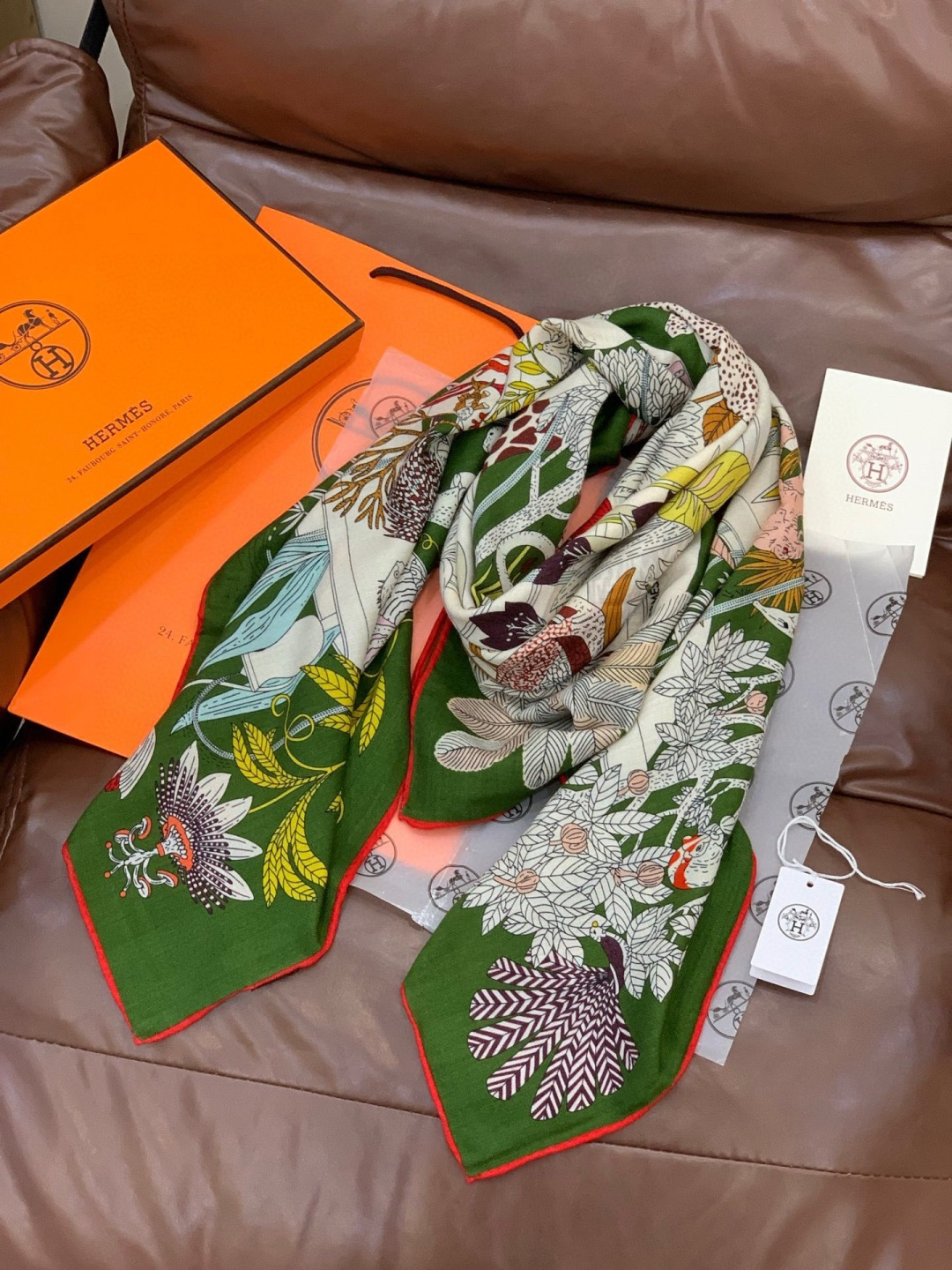 羊绒新款🆕👏买了都说好看‼️推荐💕爱马仕双面同色羊绒方巾，【奇珍乐园双面同色140】顶级工艺超值‼️爱马