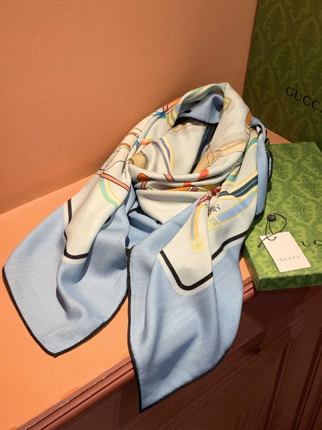 💟Gucci~140双面丝毛披肩马鞍细节和骑马图案以精致色调匠心呈献，意在向品牌与马术世界的深厚渊源致敬