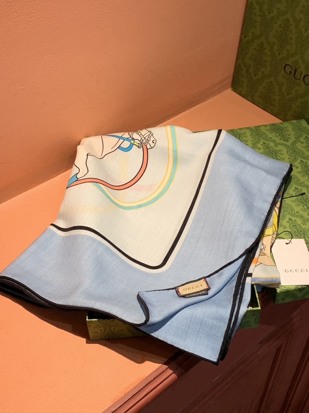 💟Gucci~140双面丝毛披肩马鞍细节和骑马图案以精致色调匠心呈献，意在向品牌与马术世界的深厚渊源致敬