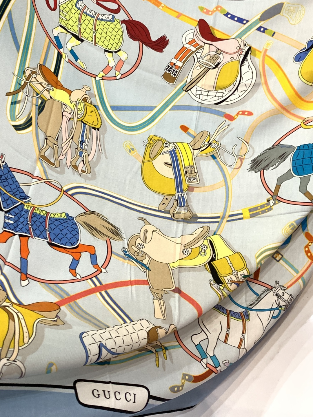 💟Gucci~140双面丝毛披肩马鞍细节和骑马图案以精致色调匠心呈献，意在向品牌与马术世界的深厚渊源致敬