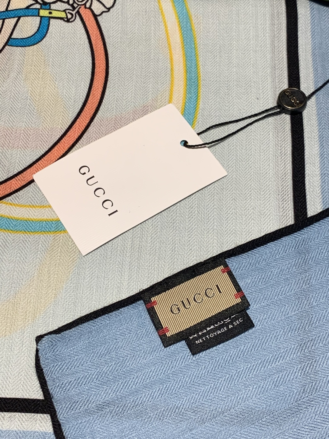 💟Gucci~140双面丝毛披肩马鞍细节和骑马图案以精致色调匠心呈献，意在向品牌与马术世界的深厚渊源致敬