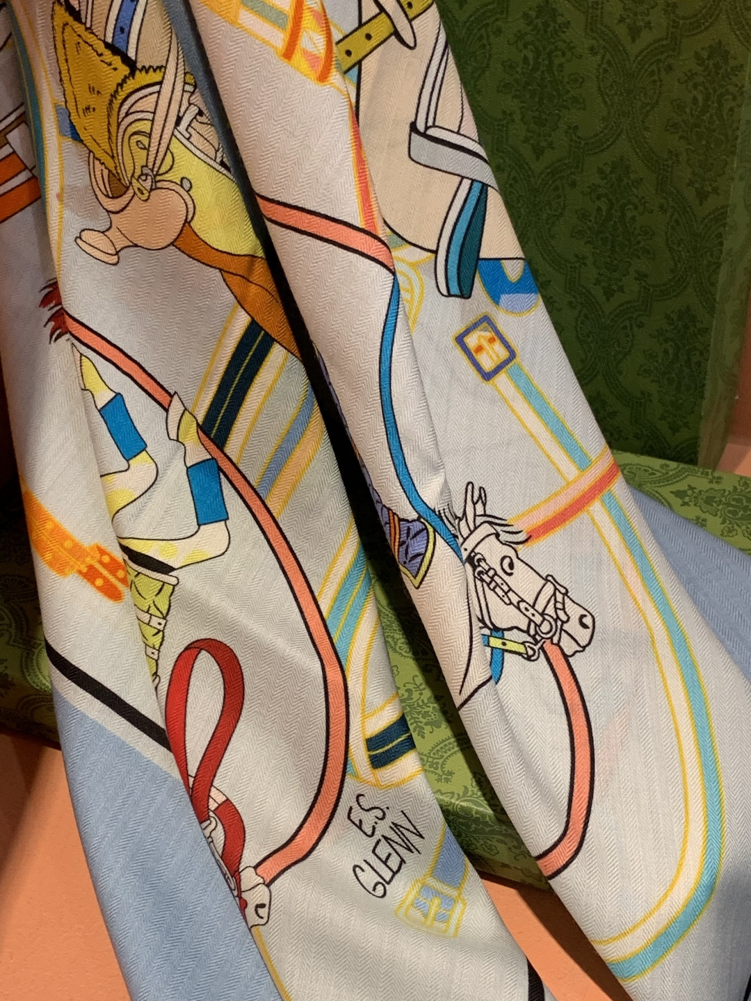 💟Gucci~140双面丝毛披肩马鞍细节和骑马图案以精致色调匠心呈献，意在向品牌与马术世界的深厚渊源致敬