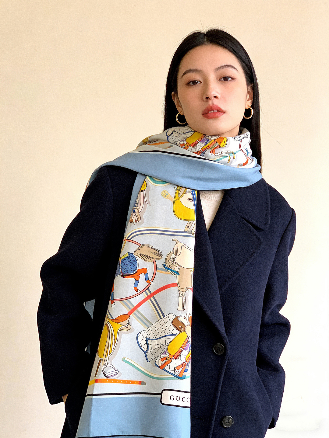 💟Gucci~140双面丝毛披肩马鞍细节和骑马图案以精致色调匠心呈献，意在向品牌与马术世界的深厚渊源致敬