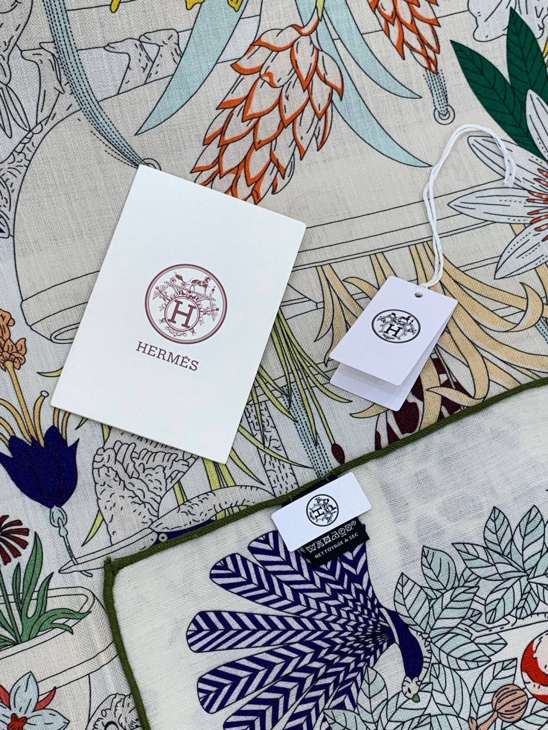 羊绒新款🆕👏买了都说好看‼️推荐💕爱马仕双面同色羊绒方巾，【奇珍乐园双面同色140】顶级工艺超值‼️爱马