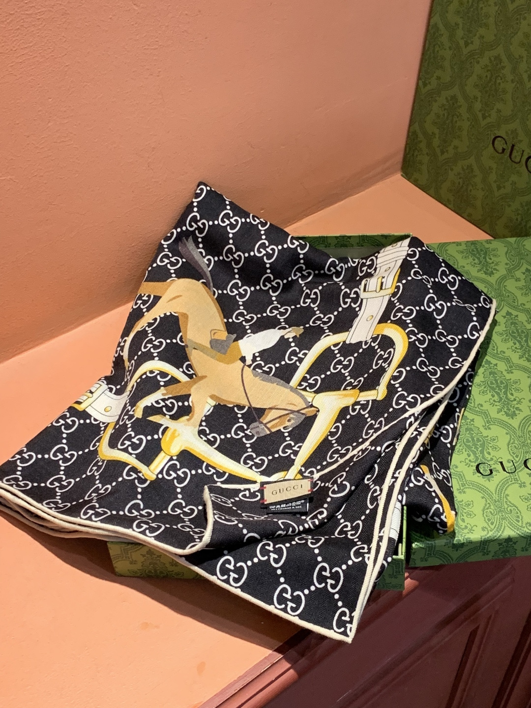 💟Gucci~140双面丝毛披肩马鞍细节和骑马图案以精致色调匠心呈献，意在向品牌与马术世界的深厚渊源致敬