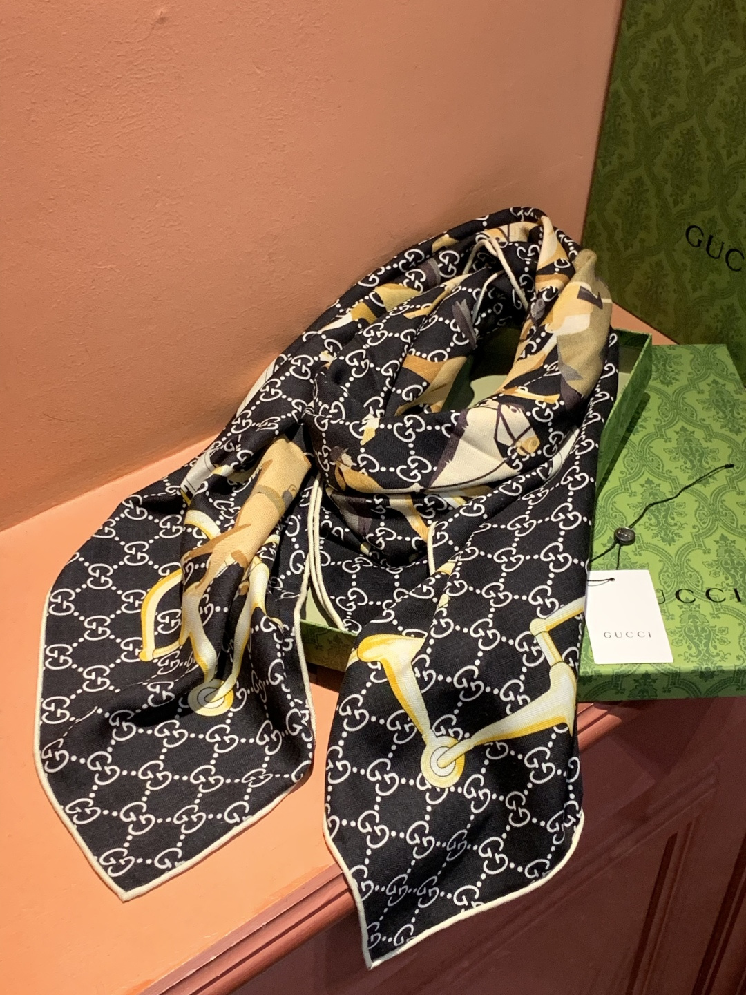 💟Gucci~140双面丝毛披肩马鞍细节和骑马图案以精致色调匠心呈献，意在向品牌与马术世界的深厚渊源致敬