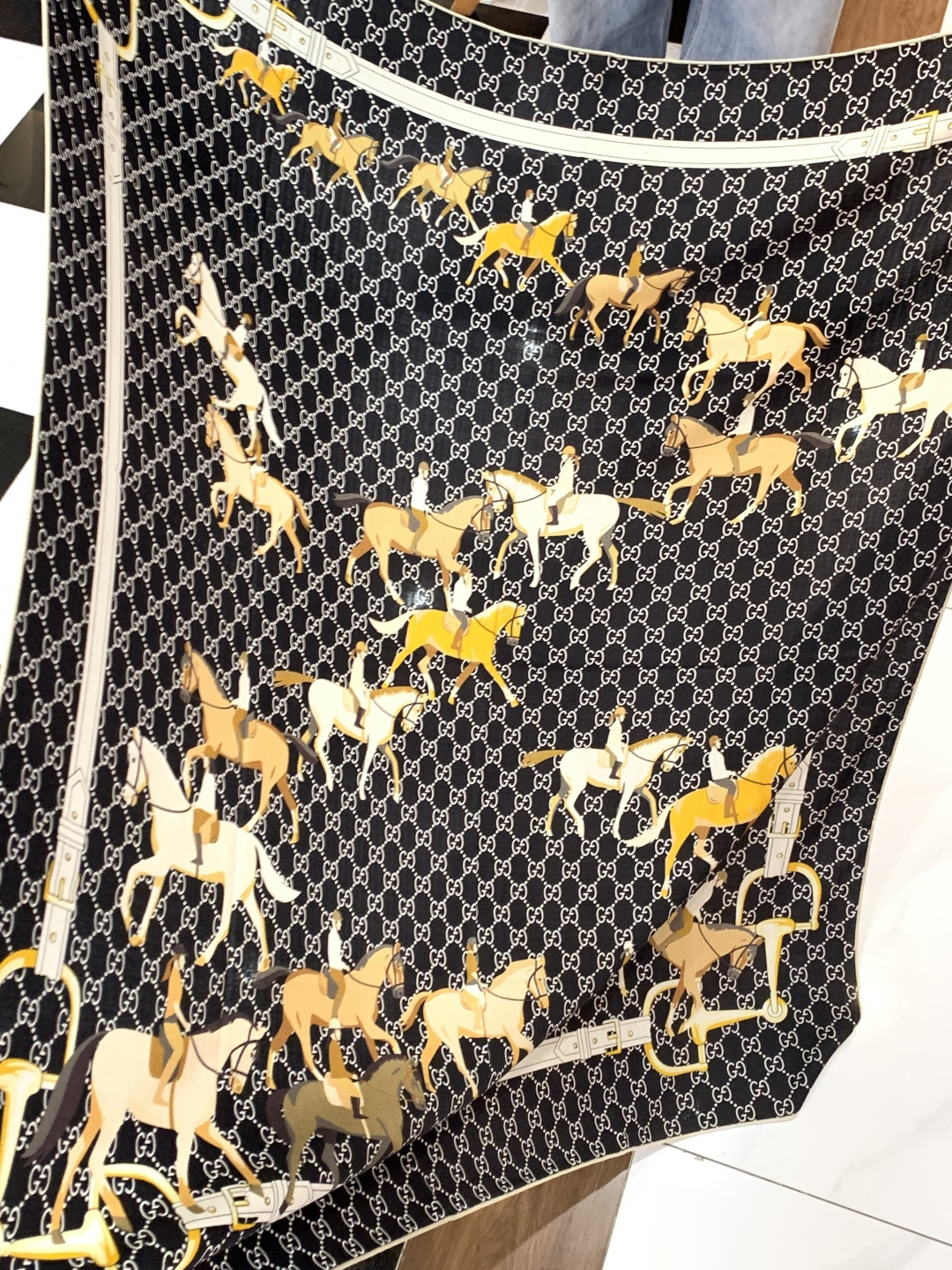 💟Gucci~140双面丝毛披肩马鞍细节和骑马图案以精致色调匠心呈献，意在向品牌与马术世界的深厚渊源致敬