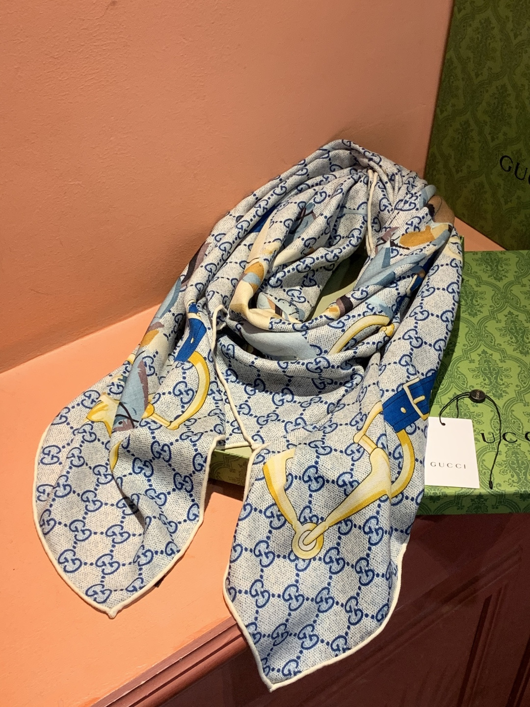 💟Gucci~140双面丝毛披肩马鞍细节和骑马图案以精致色调匠心呈献，意在向品牌与马术世界的深厚渊源致敬