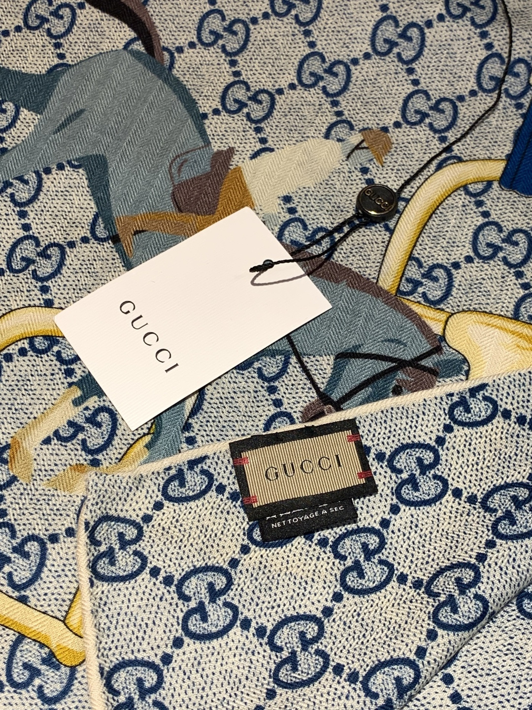 💟Gucci~140双面丝毛披肩马鞍细节和骑马图案以精致色调匠心呈献，意在向品牌与马术世界的深厚渊源致敬