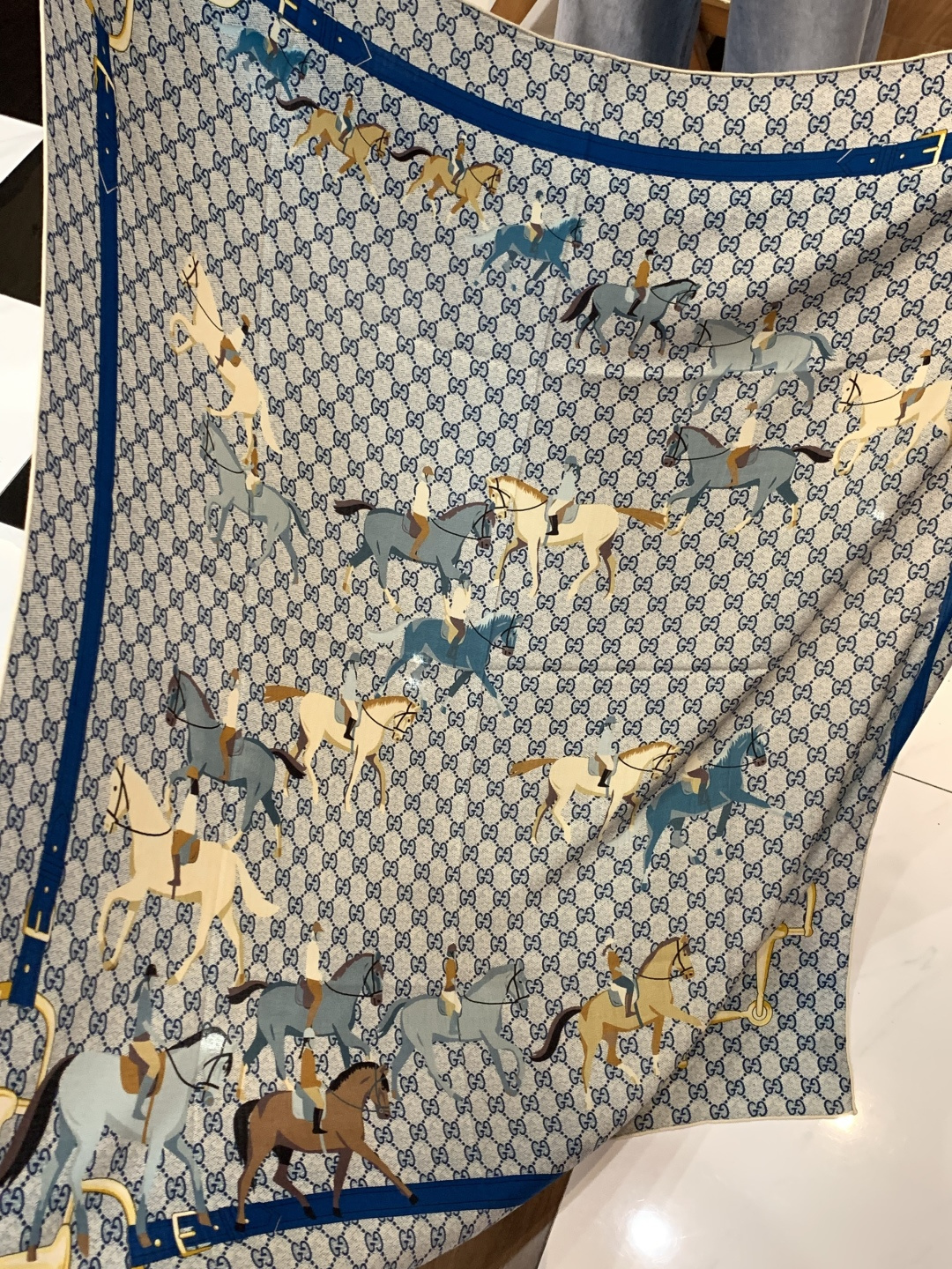 💟Gucci~140双面丝毛披肩马鞍细节和骑马图案以精致色调匠心呈献，意在向品牌与马术世界的深厚渊源致敬