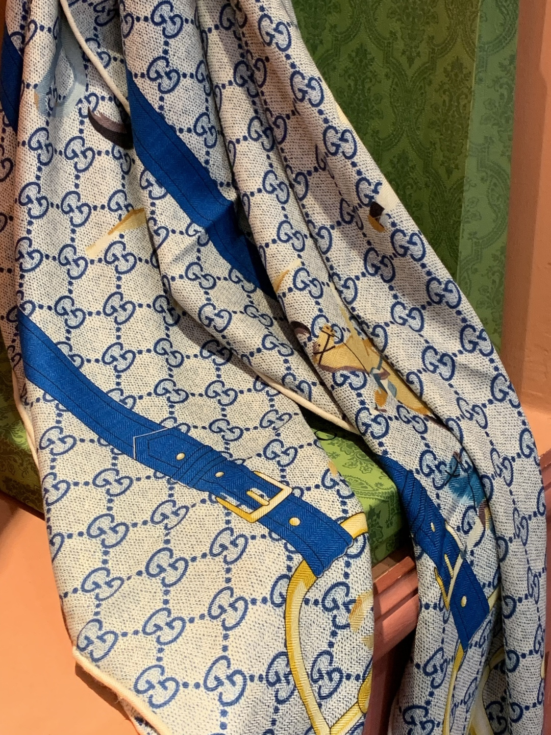 💟Gucci~140双面丝毛披肩马鞍细节和骑马图案以精致色调匠心呈献，意在向品牌与马术世界的深厚渊源致敬