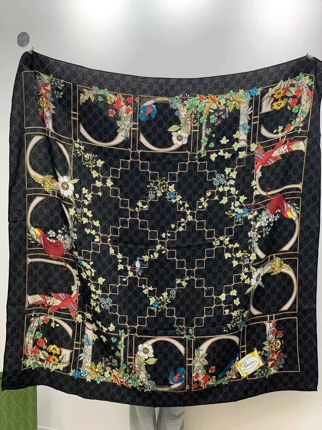 Gucci新款方巾 Gucci动物和花卉印花品牌典藏图案在与全新醒目印花的衬托下熠熠生辉。这款方巾匠心缀