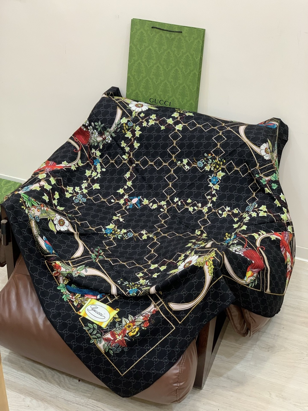 Gucci新款方巾 Gucci动物和花卉印花品牌典藏图案在与全新醒目印花的衬托下熠熠生辉。这款方巾匠心缀