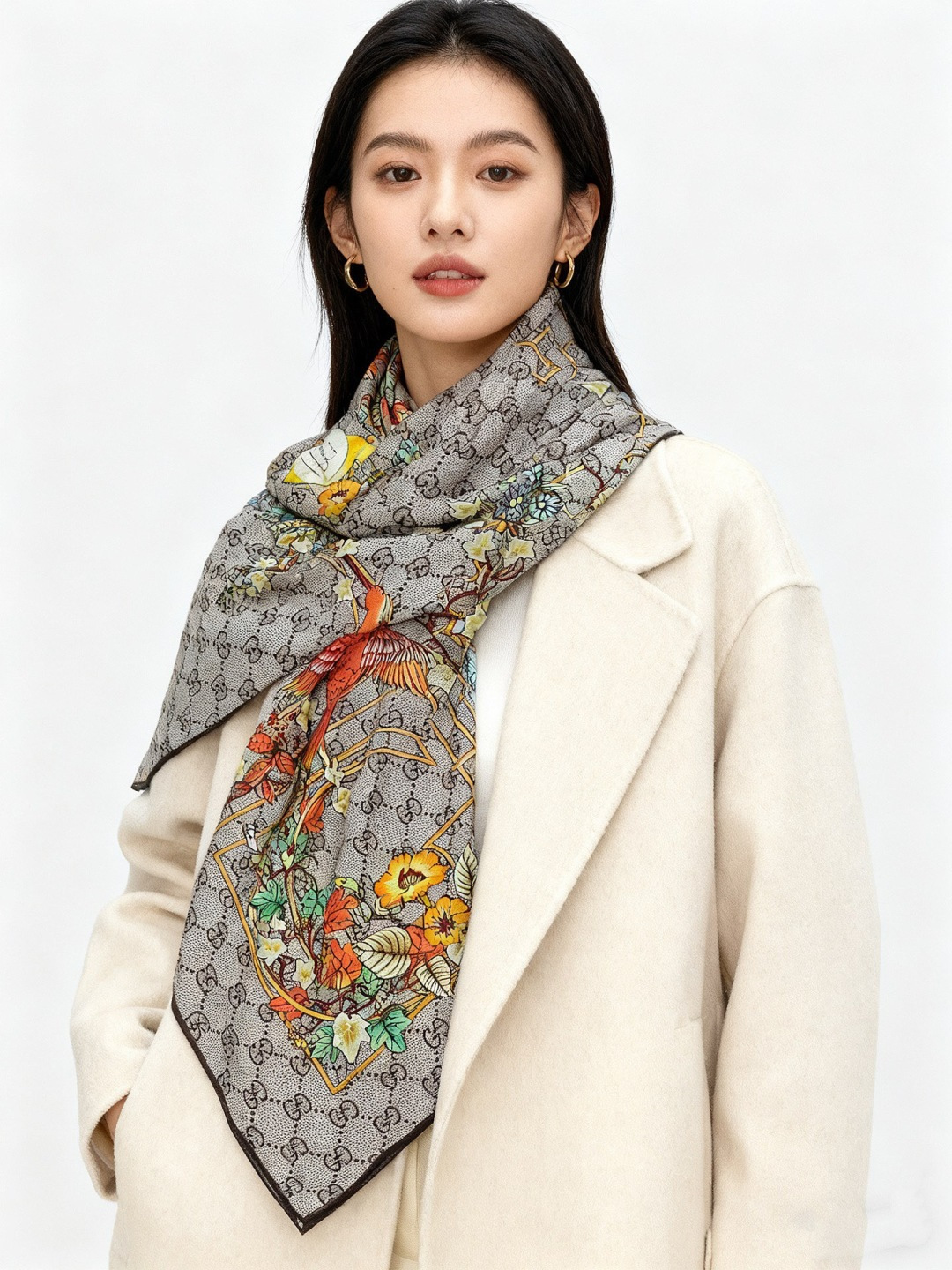 Gucci新款方巾 Gucci动物和花卉印花品牌典藏图案在与全新醒目印花的衬托下熠熠生辉。这款方巾匠心缀