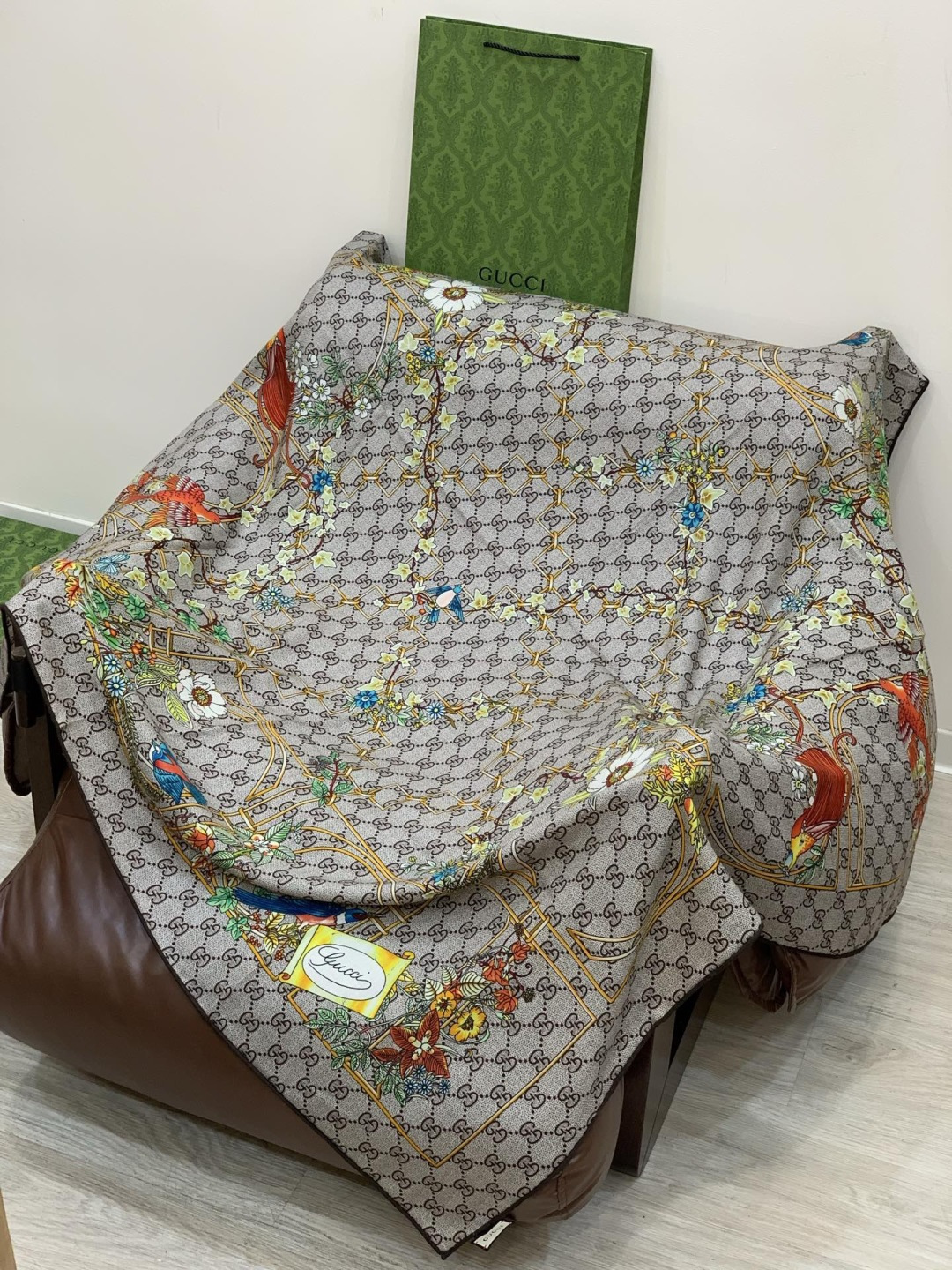 Gucci新款方巾 Gucci动物和花卉印花品牌典藏图案在与全新醒目印花的衬托下熠熠生辉。这款方巾匠心缀