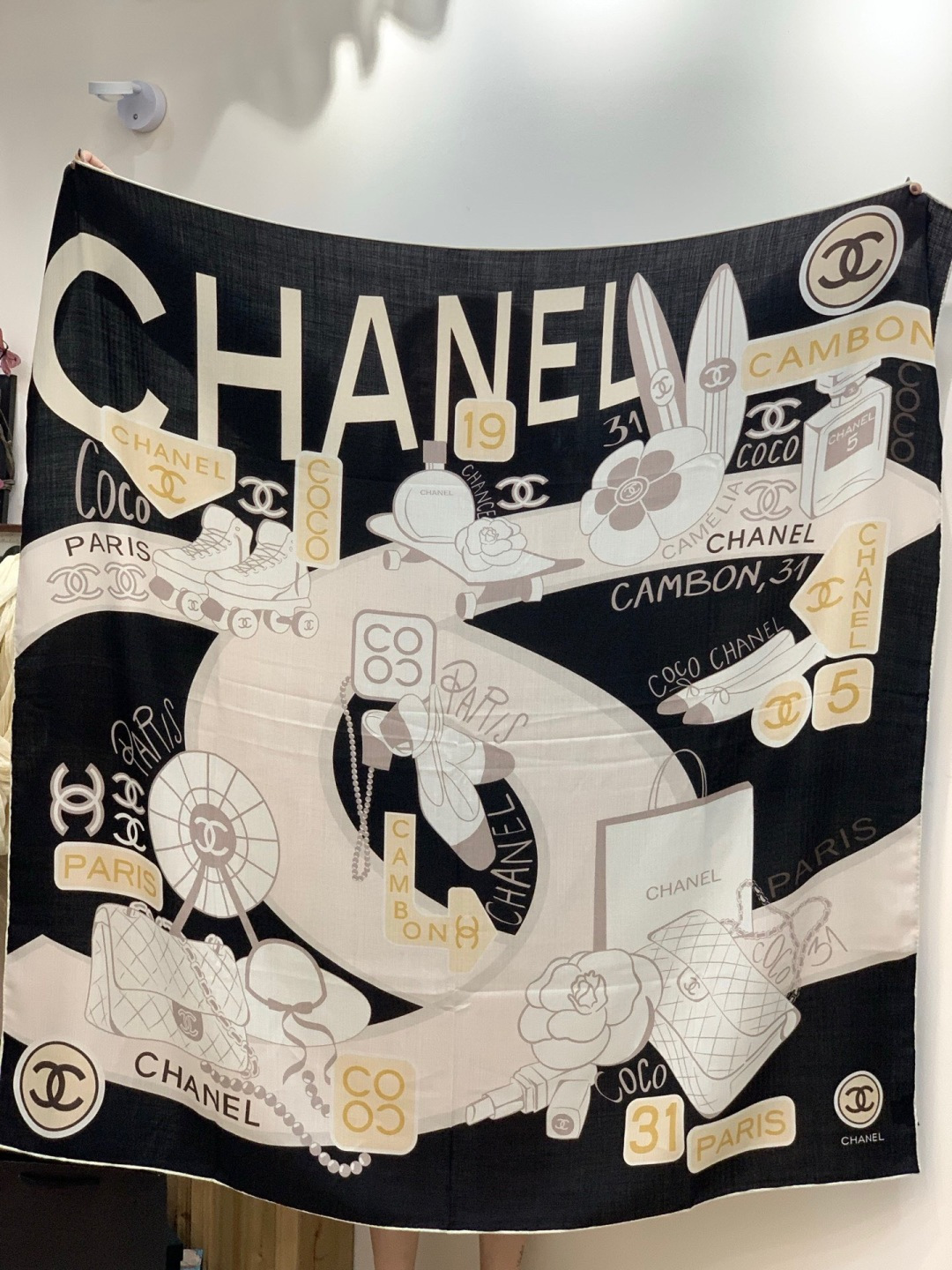 2025秋冬高级成衣系列～Chanel 【140双面同色丝绒披肩】此系列谱写一曲自由轻灵的赞歌本系列作品