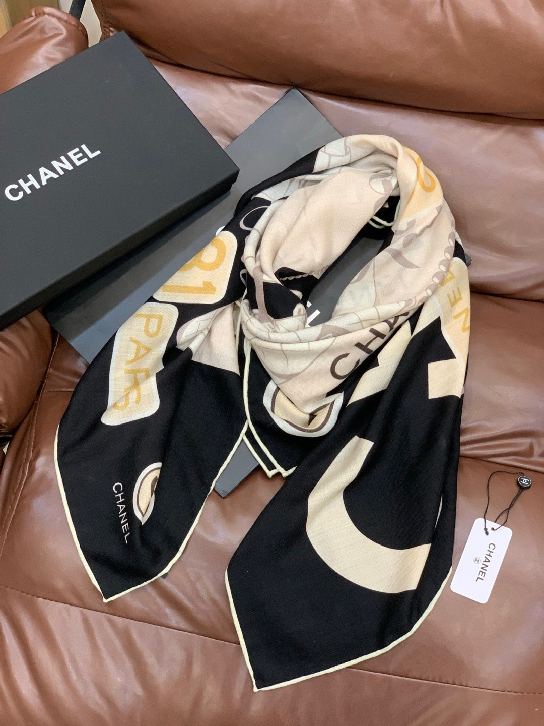 2025秋冬高级成衣系列～Chanel 【140双面同色丝绒披肩】此系列谱写一曲自由轻灵的赞歌本系列作品