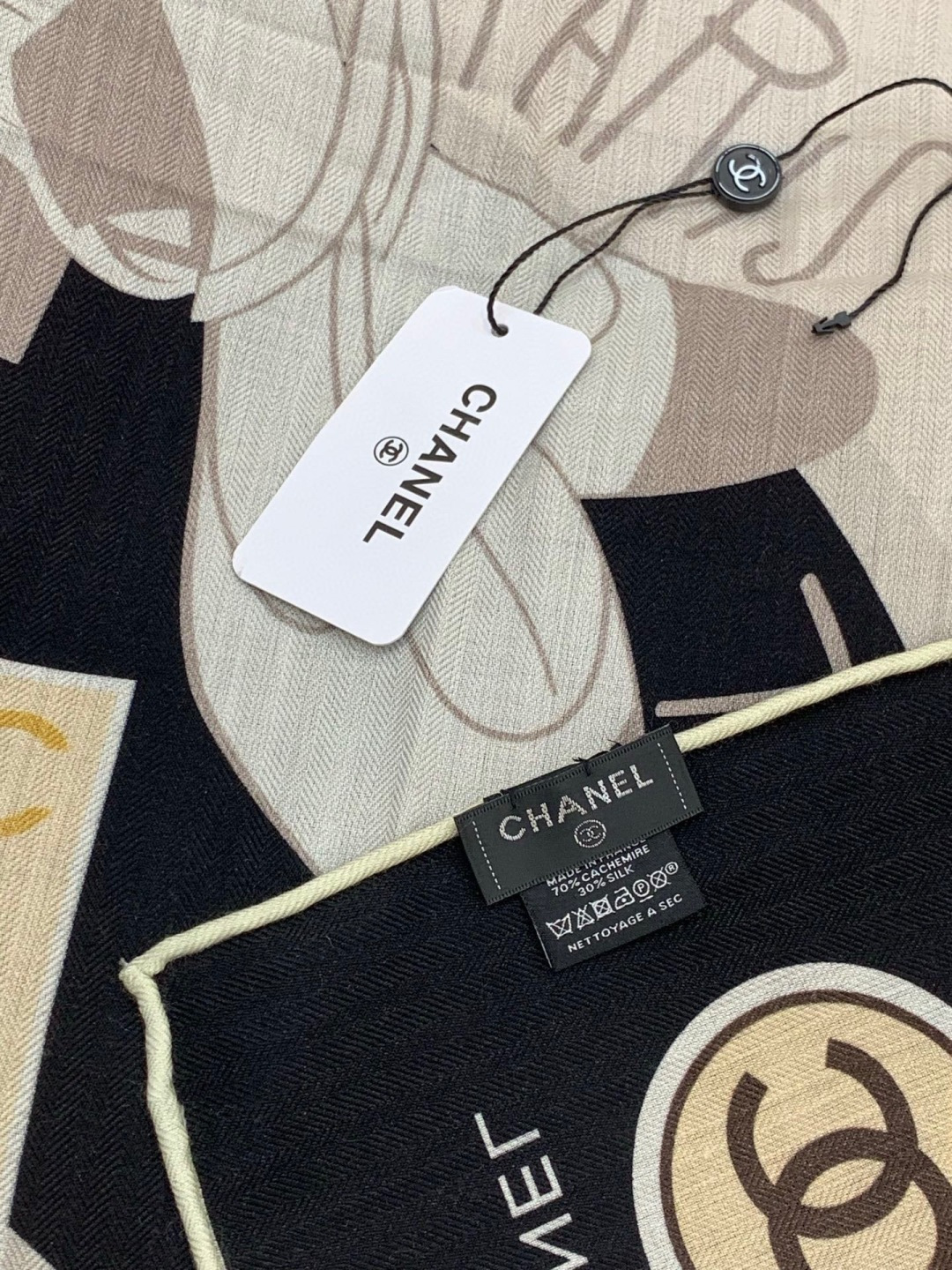 2025秋冬高级成衣系列～Chanel 【140双面同色丝绒披肩】此系列谱写一曲自由轻灵的赞歌本系列作品