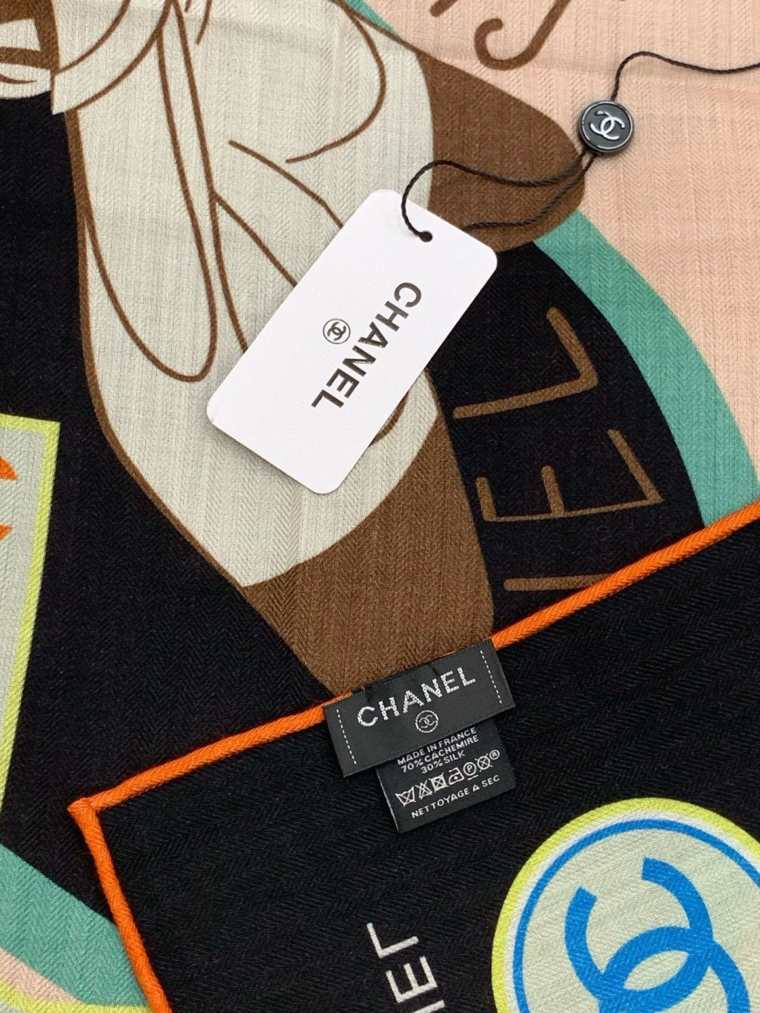 2025秋冬高级成衣系列～Chanel 【140双面同色丝绒披肩】此系列谱写一曲自由轻灵的赞歌本系列作品