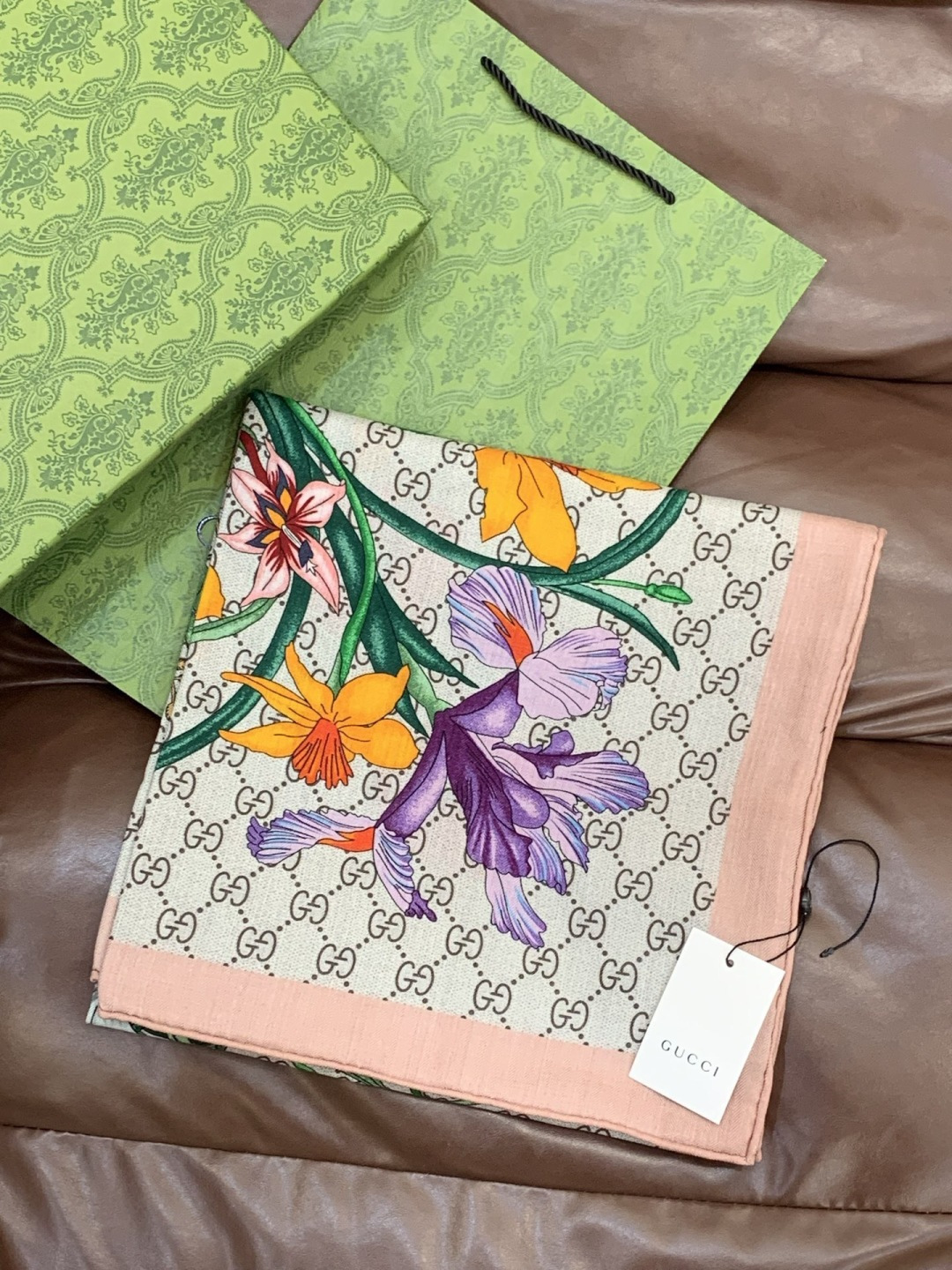 Gucci新款方巾 Gucci动物和花卉印花品牌典藏图案在与全新醒目印花的衬托下熠熠生辉。这款方巾匠心缀