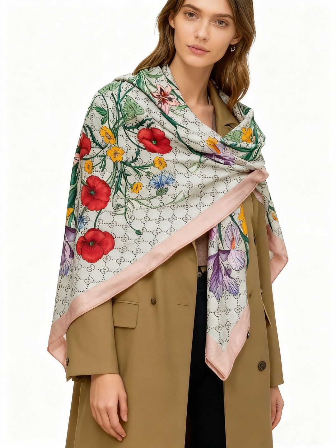 Gucci新款方巾 Gucci动物和花卉印花品牌典藏图案在与全新醒目印花的衬托下熠熠生辉。这款方巾匠心缀