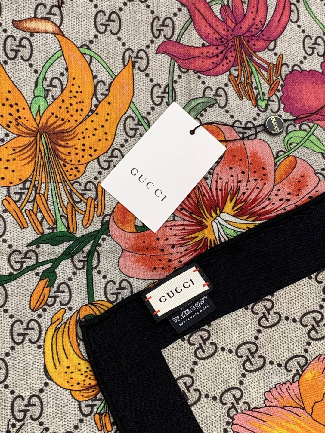 Gucci新款方巾 Gucci动物和花卉印花品牌典藏图案在与全新醒目印花的衬托下熠熠生辉。这款方巾匠心缀