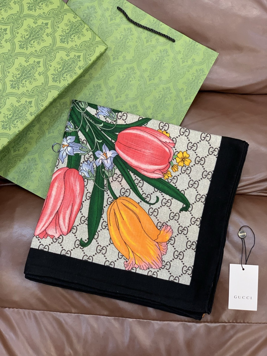 Gucci新款方巾 Gucci动物和花卉印花品牌典藏图案在与全新醒目印花的衬托下熠熠生辉。这款方巾匠心缀