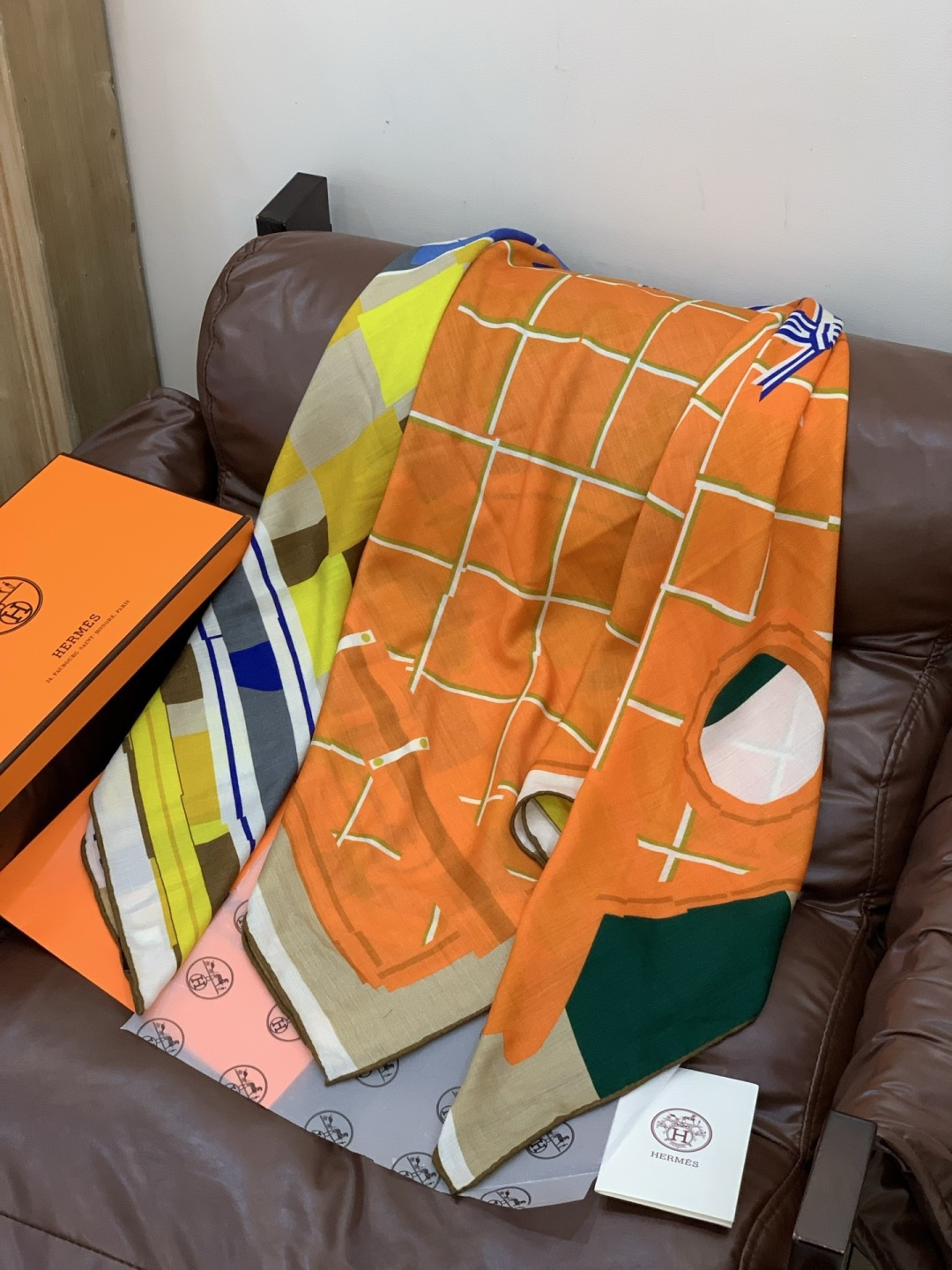 爱马仕“格纹马面罩” 140丝绒双面同色披肩手工卷边丝绒方巾（30%桑蚕丝70%羊绒）这款经典单品展现强