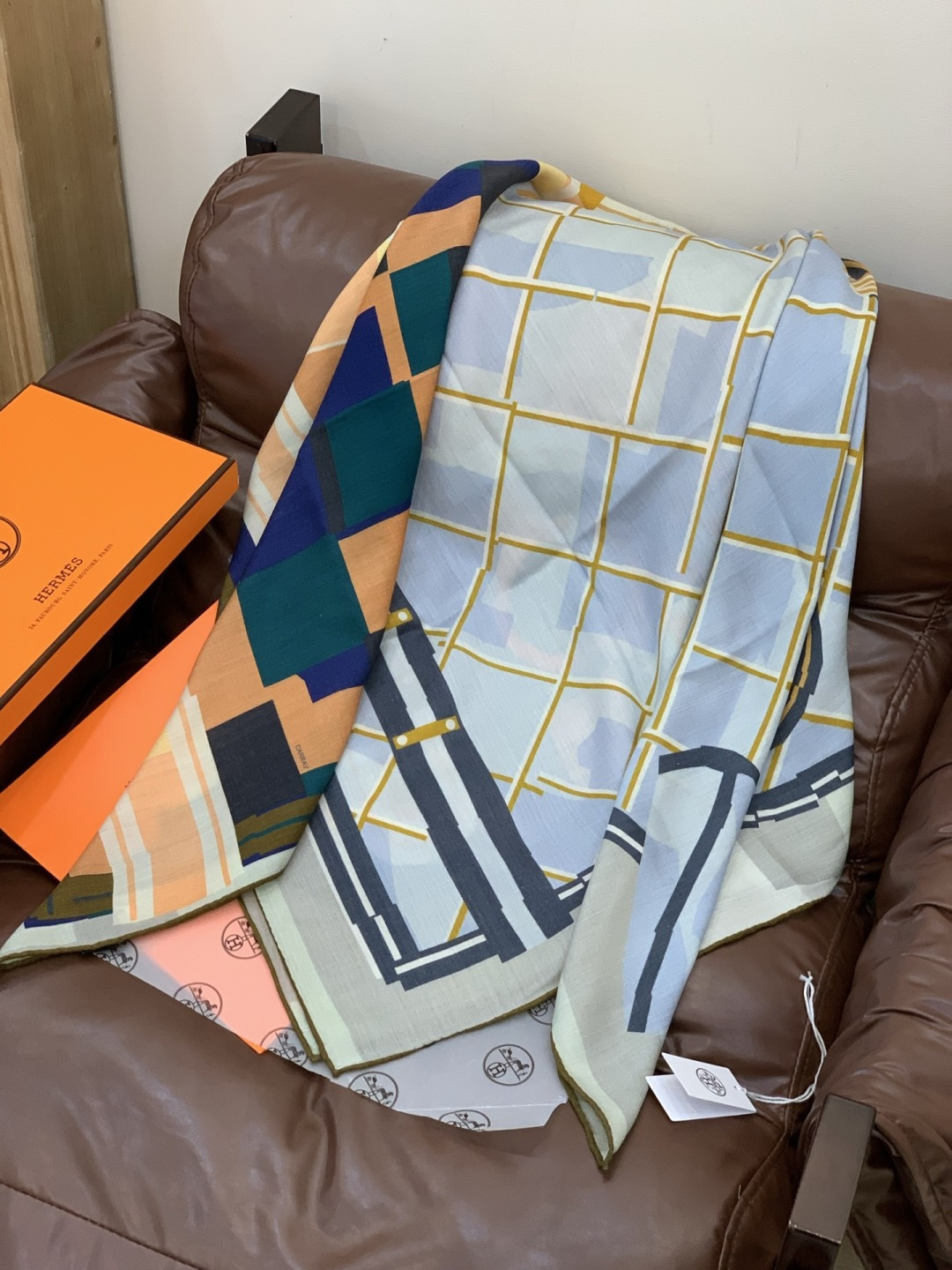 爱马仕“格纹马面罩” 140丝绒双面同色披肩手工卷边丝绒方巾（30%桑蚕丝70%羊绒）这款经典单品展现强