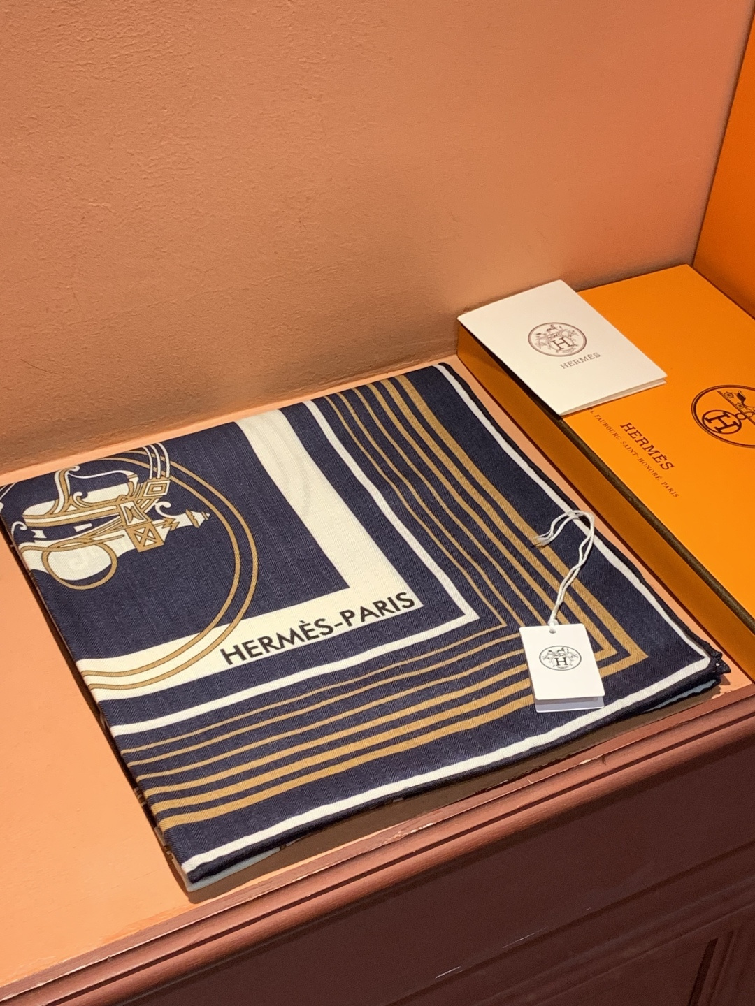 羊绒新款🆕👏👏买了都说好看‼️推荐💕爱马仕双面同色羊绒方巾【双面同色140】，顶级工艺超值‼️爱马仕专柜