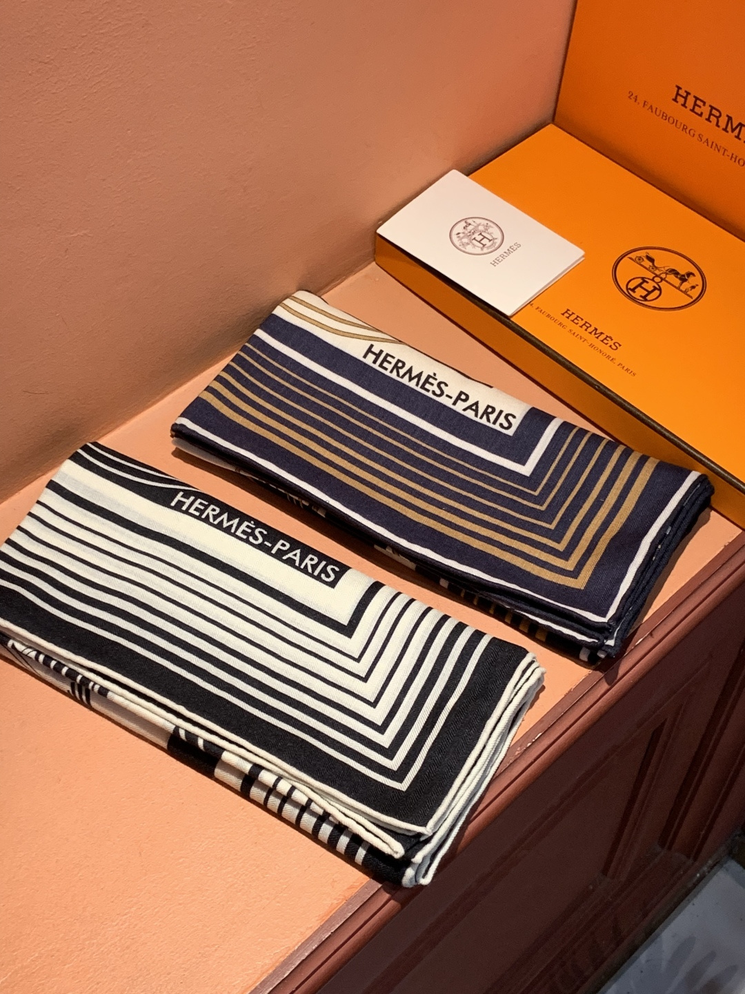 羊绒新款🆕👏👏买了都说好看‼️推荐💕爱马仕双面同色羊绒方巾【双面同色140】，顶级工艺超值‼️爱马仕专柜