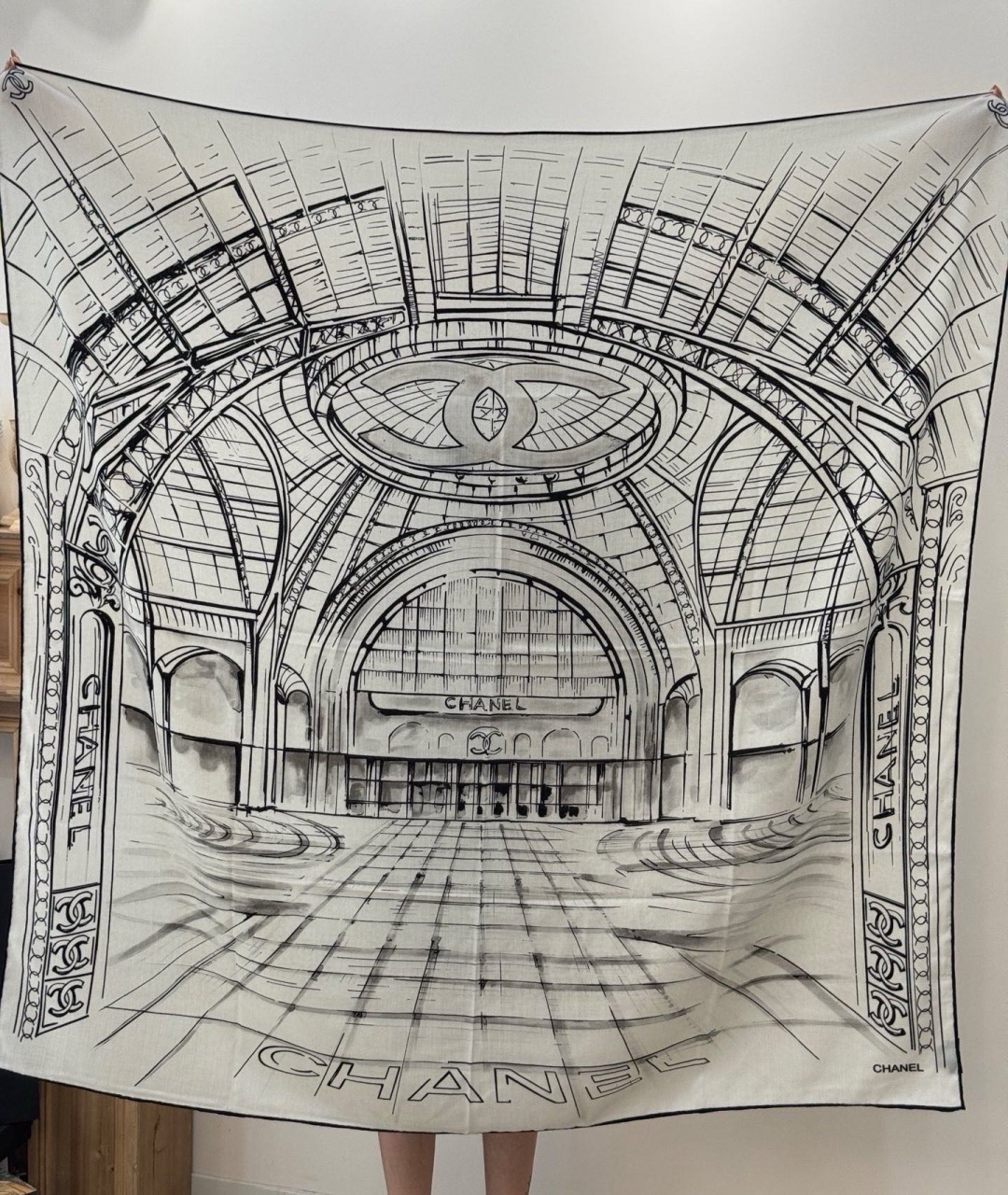 CHANEL ~25秋冬新品【140顶级丝绒双面同色】披肩的图案是巴黎大皇宫中被命名为“Gabriell