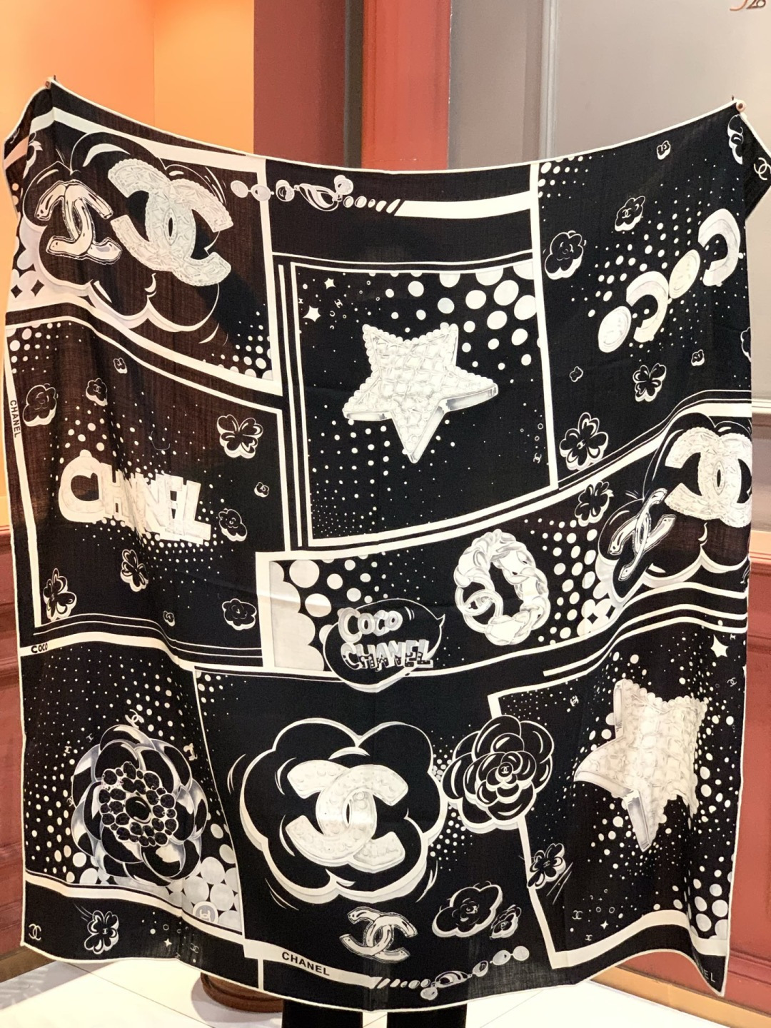 Chanel ~新品～【五角星山茶花】140双面丝绒方巾这款经典单品展现强大而迷人的女性魅力精髓。此14