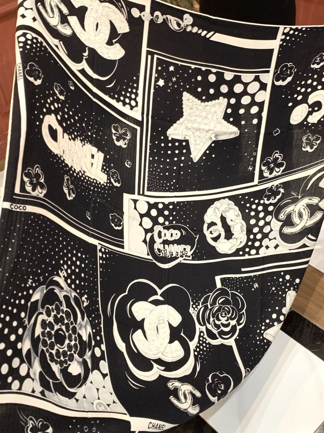 Chanel ~新品～【五角星山茶花】140双面丝绒方巾这款经典单品展现强大而迷人的女性魅力精髓。此14