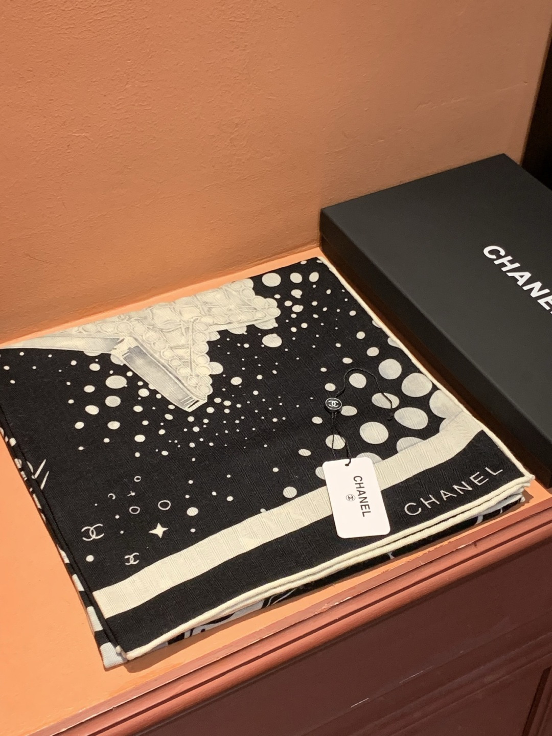 Chanel ~新品～【五角星山茶花】140双面丝绒方巾这款经典单品展现强大而迷人的女性魅力精髓。此14