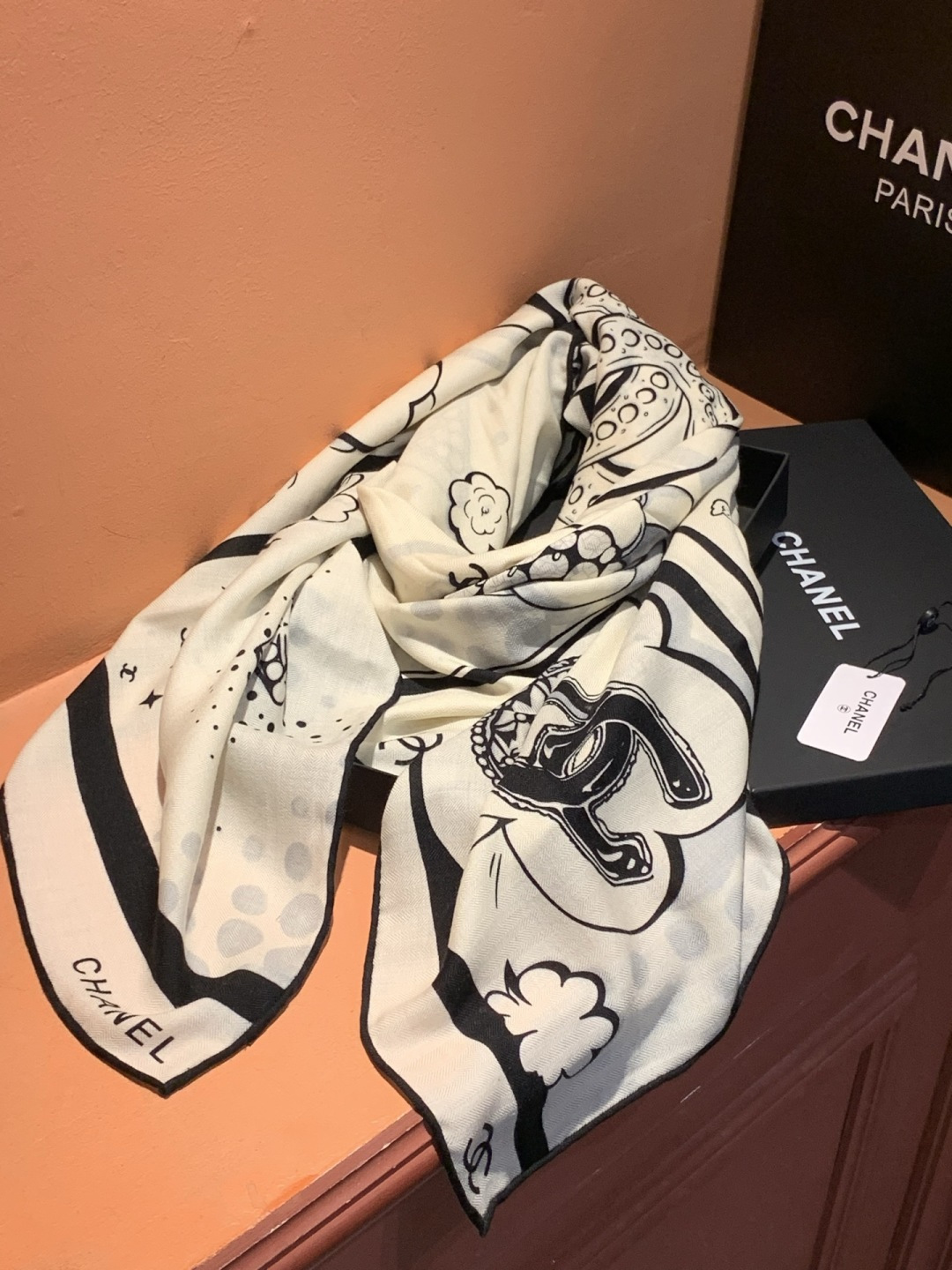 Chanel ~新品～【五角星山茶花】140双面丝绒方巾这款经典单品展现强大而迷人的女性魅力精髓。此14