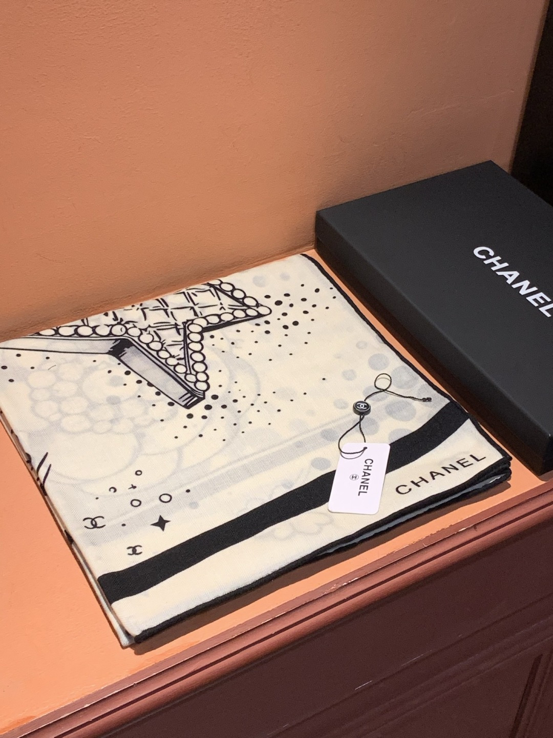 Chanel ~新品～【五角星山茶花】140双面丝绒方巾这款经典单品展现强大而迷人的女性魅力精髓。此14