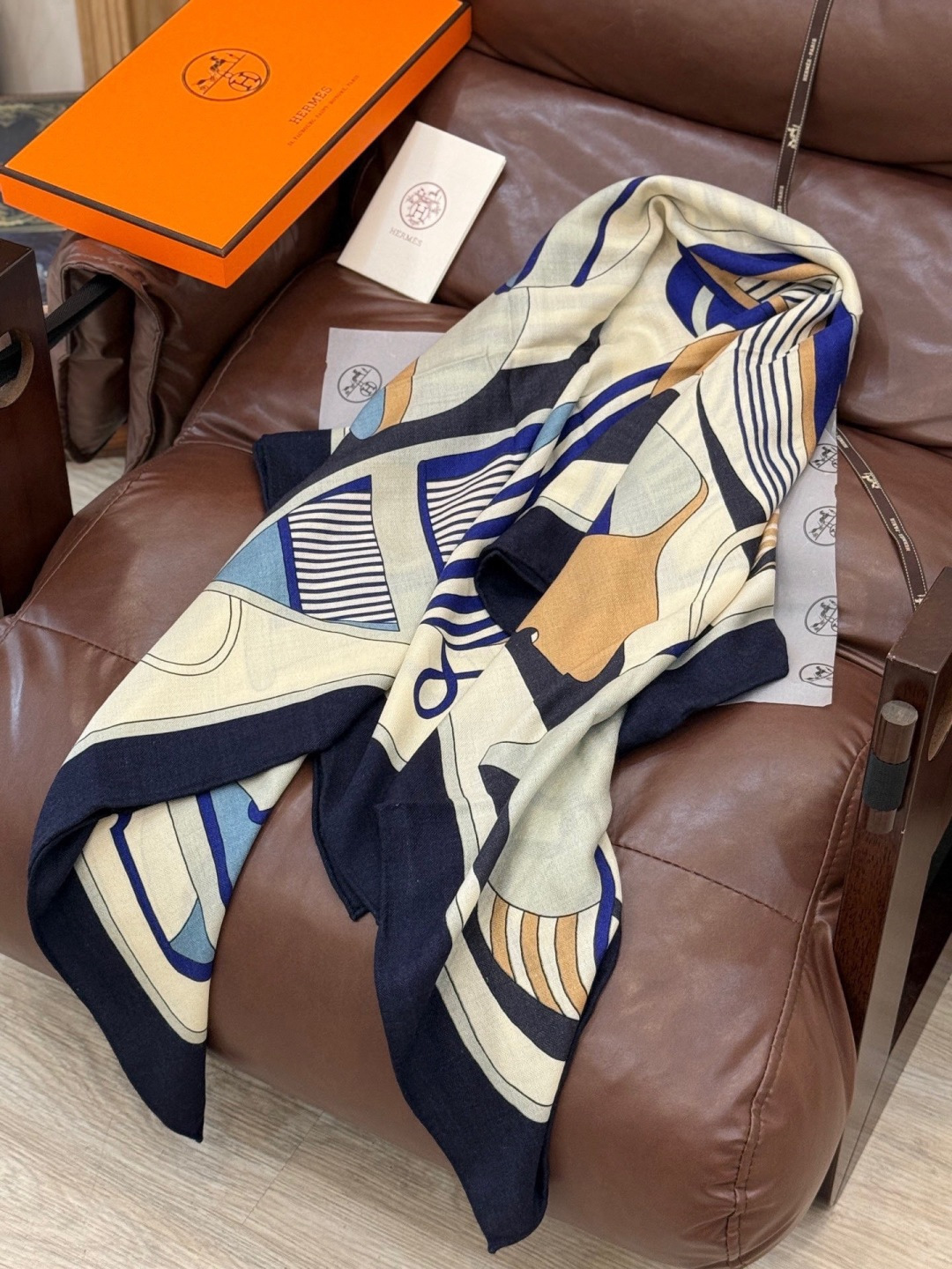 💟2025年早秋上新💞【双面同色丝绒方巾】手工卷边山羊绒和真丝混纺披肩（70%山羊绒，30%桑蚕丝）这款