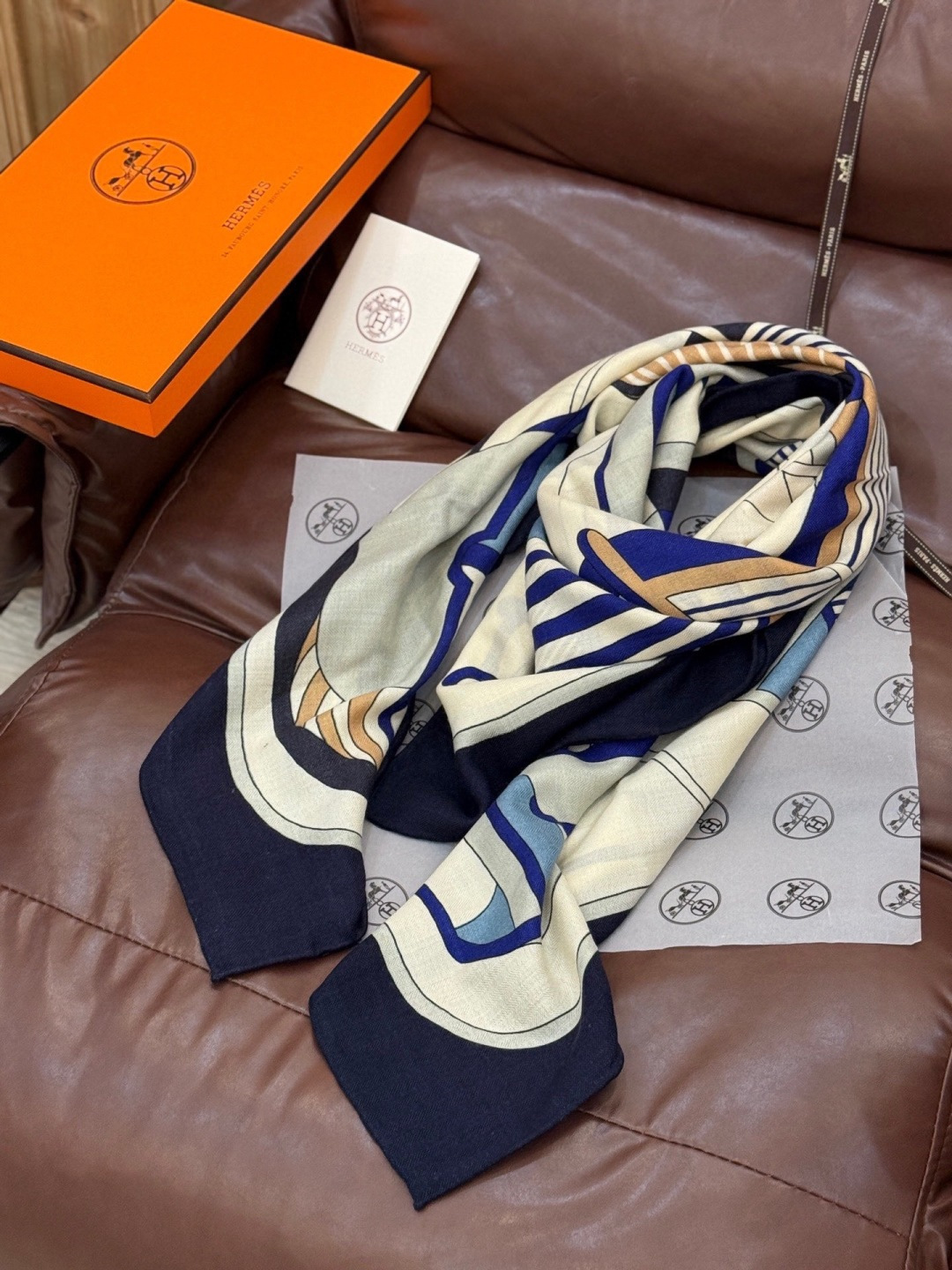 💟2025年早秋上新💞【双面同色丝绒方巾】手工卷边山羊绒和真丝混纺披肩（70%山羊绒，30%桑蚕丝）这款