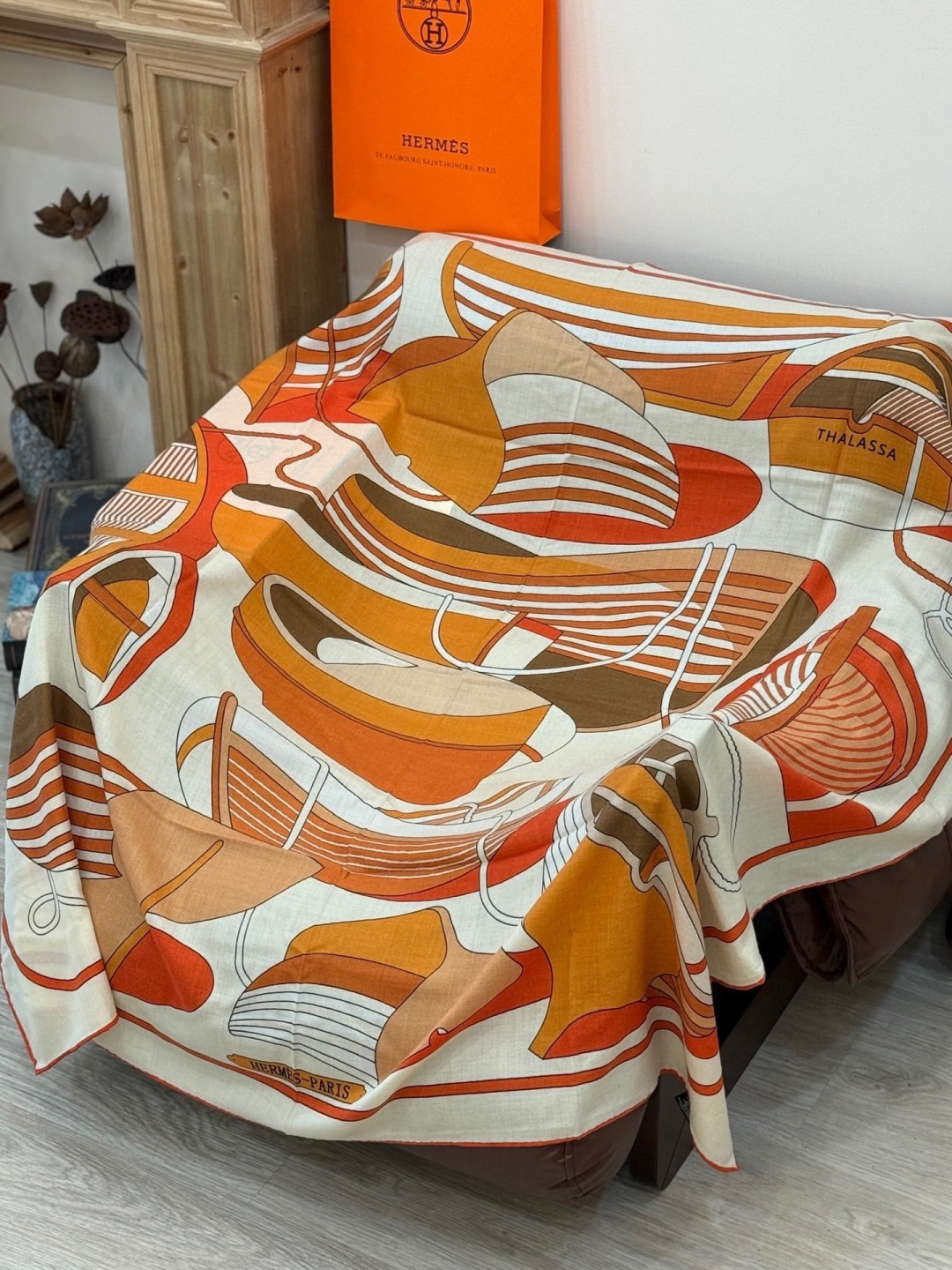 💟2025年早秋上新💞【双面同色丝绒方巾】手工卷边山羊绒和真丝混纺披肩（70%山羊绒，30%桑蚕丝）这款