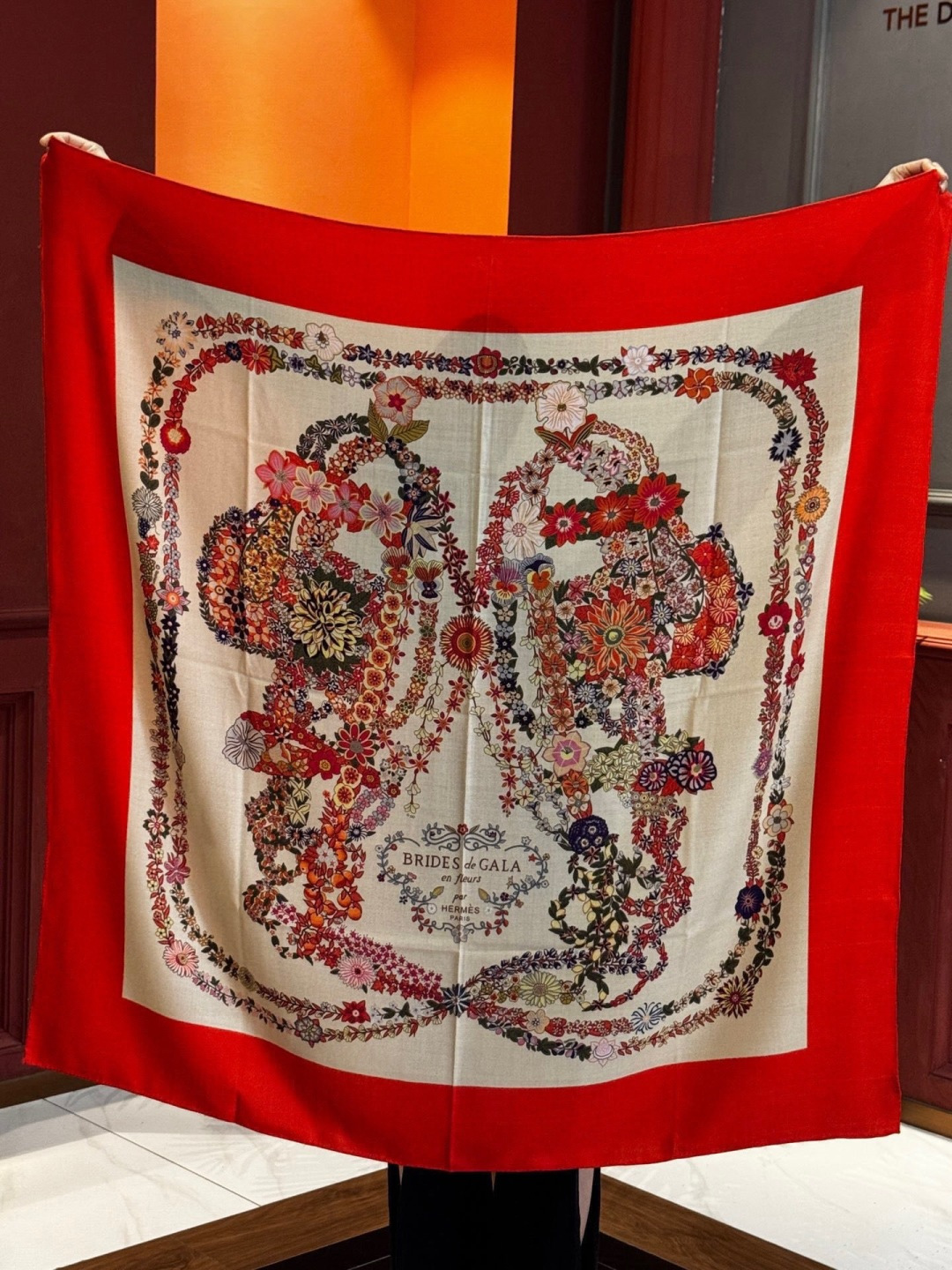 “华丽的缰辔花卉版”140丝绒方巾【140顶级丝绒双面同色披肩】手工卷边丝绒方巾（30%真丝70%羊绒）