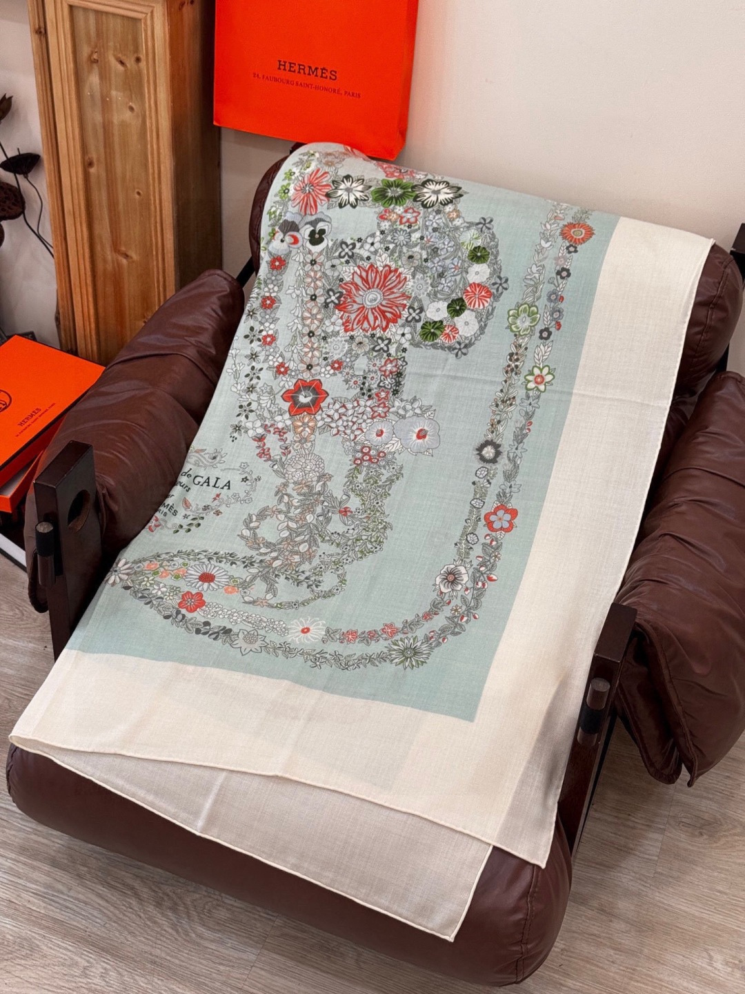 “华丽的缰辔花卉版”140丝绒方巾【140顶级丝绒双面同色披肩】手工卷边丝绒方巾（30%真丝70%羊绒）